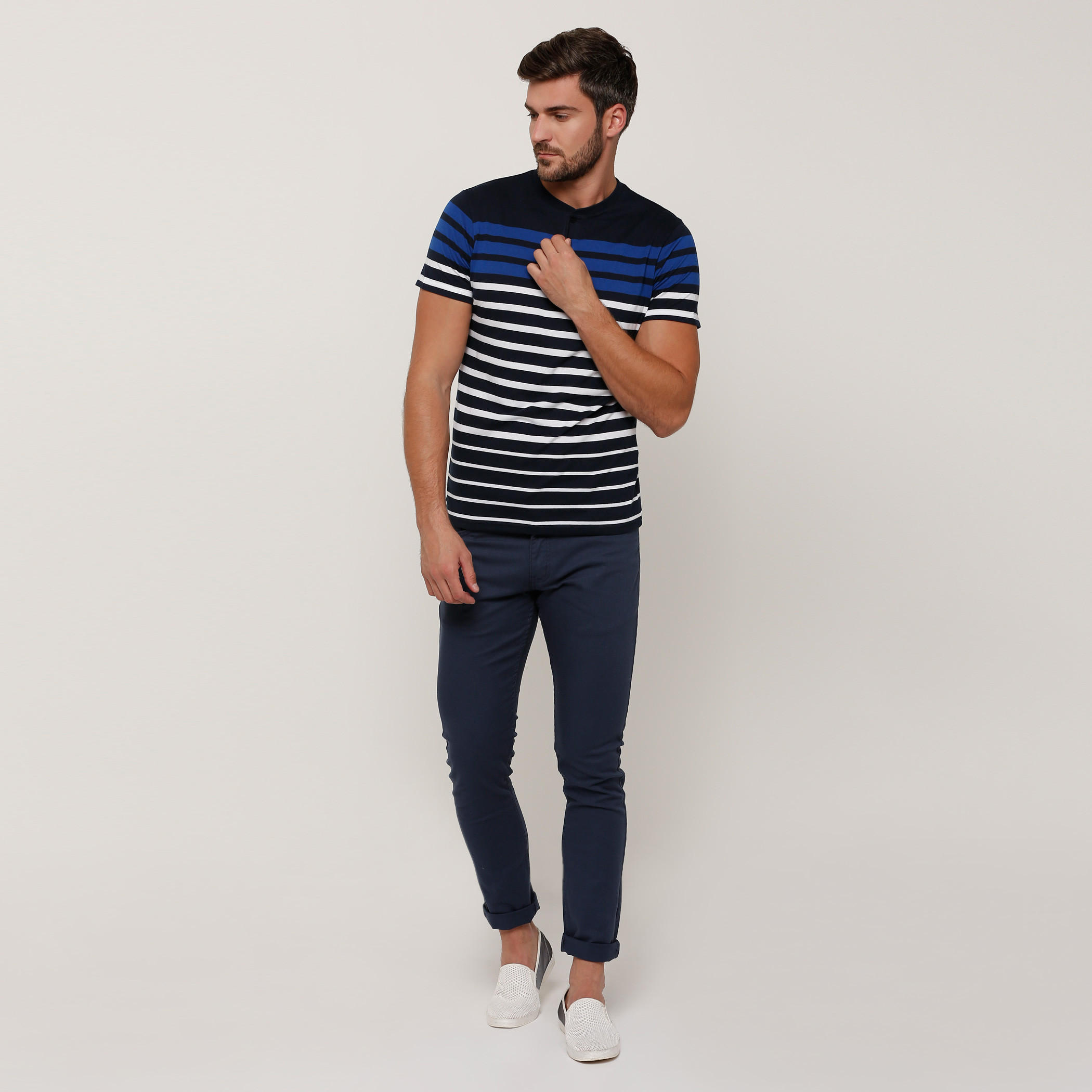 تيشيرت مقلّم بياقة هينلي وأكمام قصيرة-men-clothing-tshirtsandpolos-tshirts-image-5