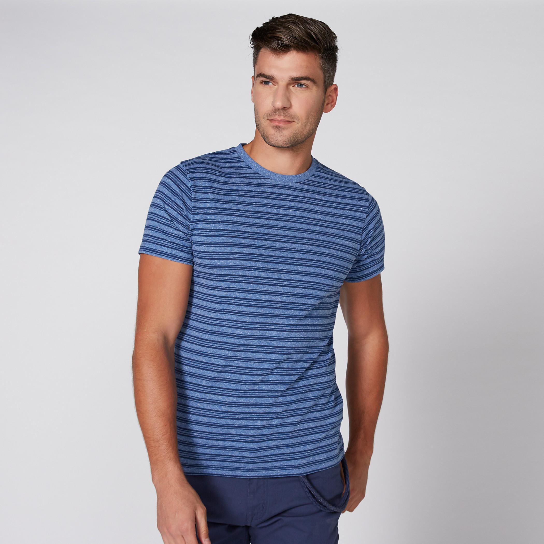 تيشيرت مقلّم بياقة مستديرة وأكمام قصيرة-men-clothing-tshirtsandpolos-tshirts-image-1