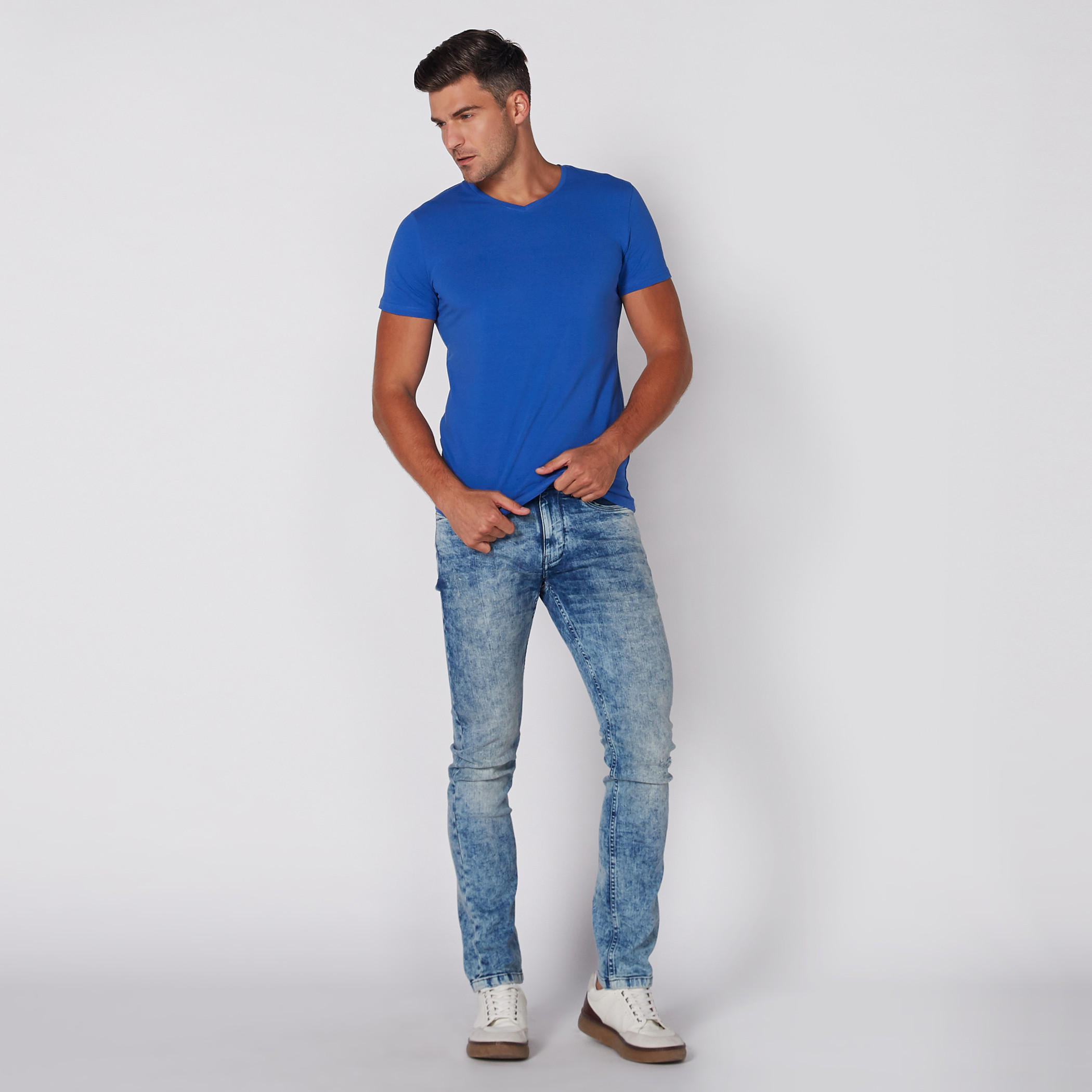 تيشيرت بياقة V وأكمام قصيرة-men-clothing-tshirtsandpolos-tshirts-image-3