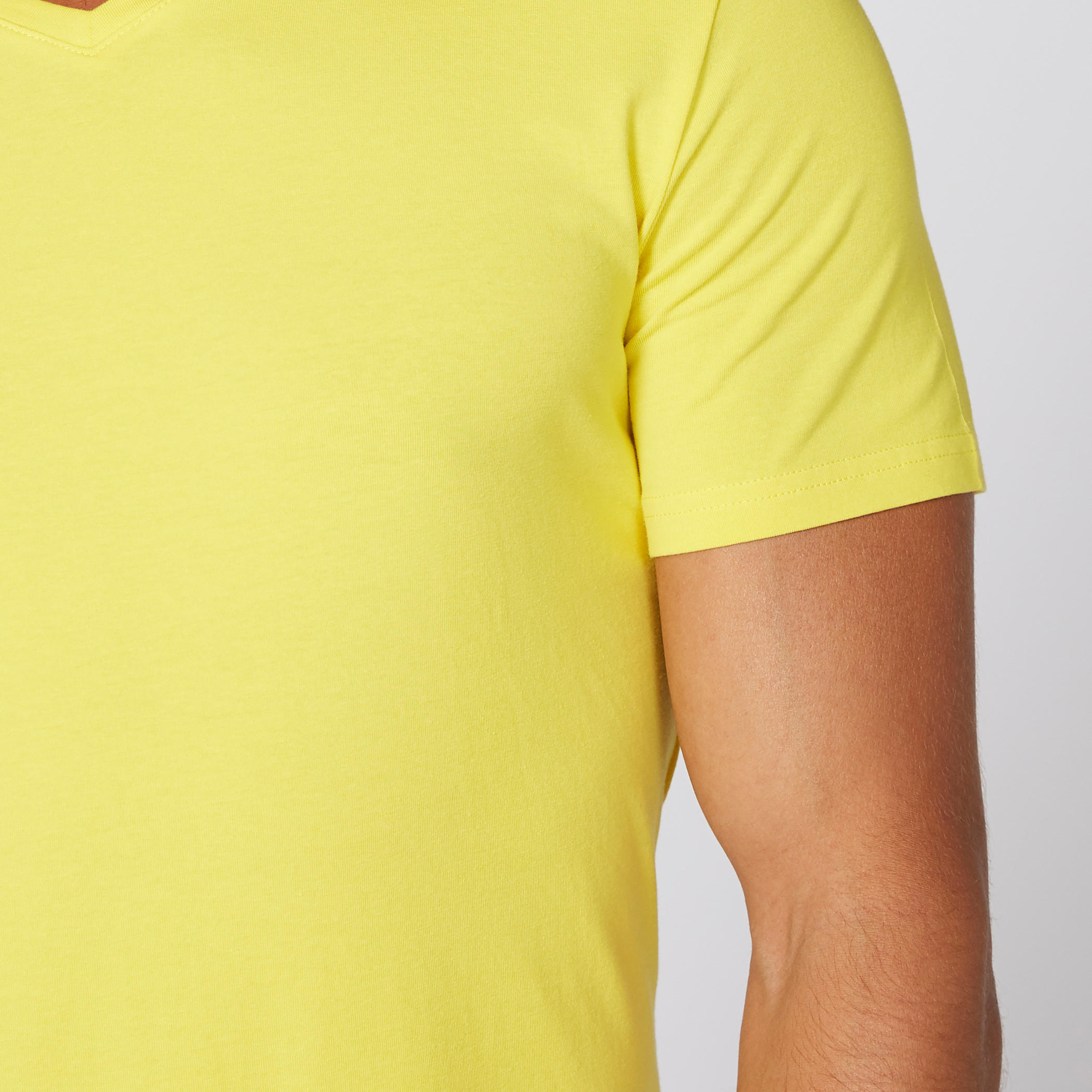 تيشيرت بياقة V وأكمام قصيرة-men-clothing-tshirtsandpolos-tshirts-image-3