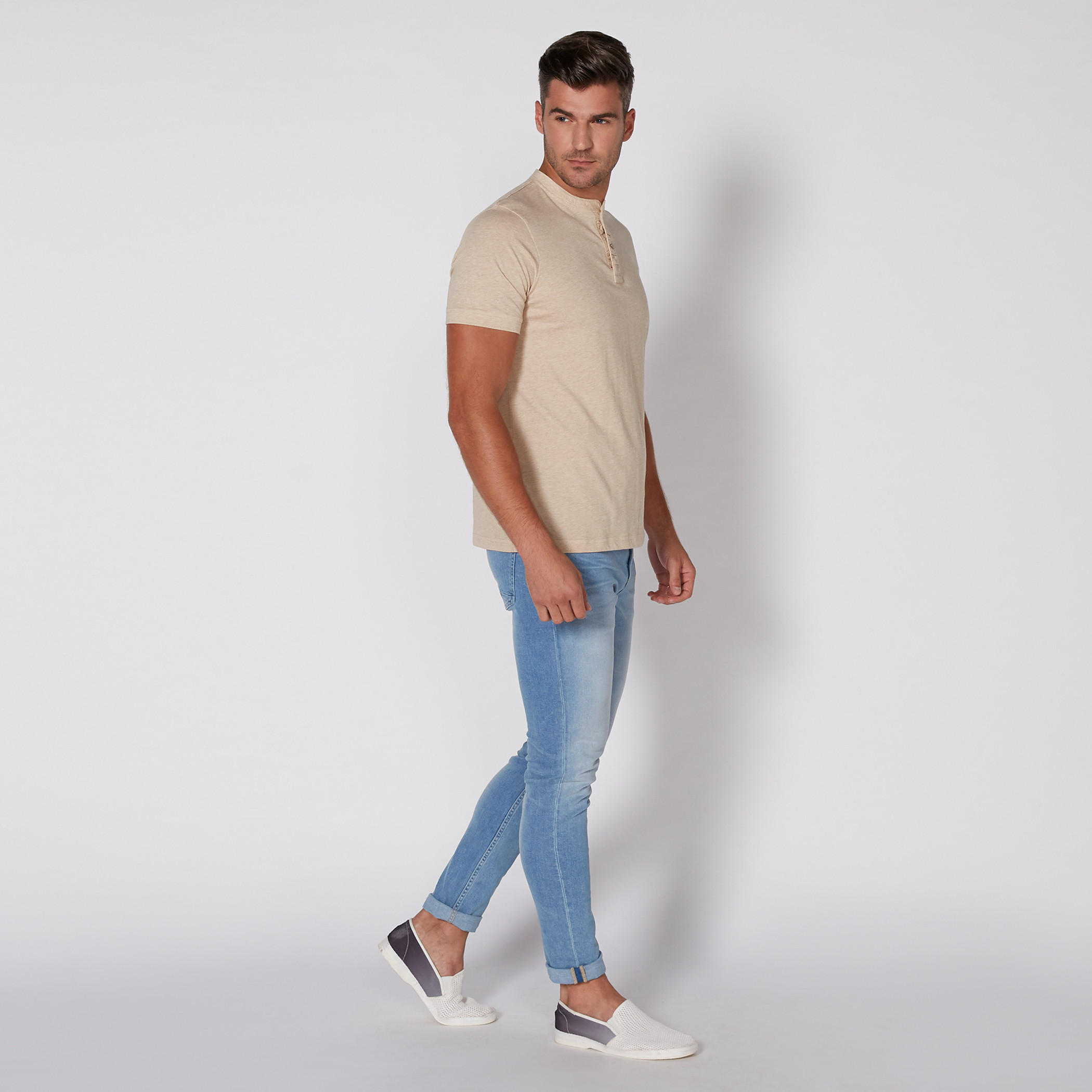 تيشيرت بأكمام قصيرة وياقة هينلي-men-clothing-tshirtsandpolos-tshirts-image-1