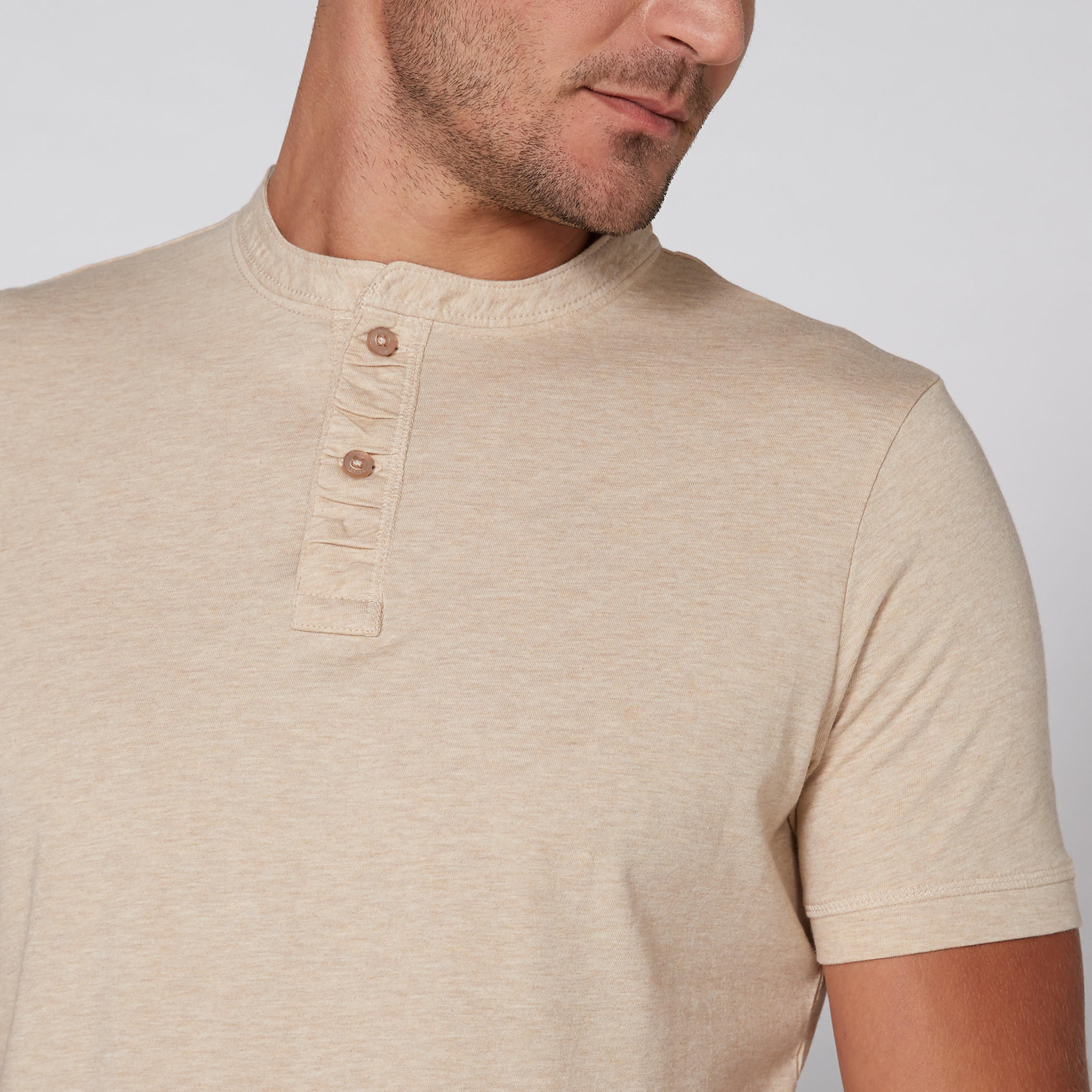 تيشيرت بأكمام قصيرة وياقة هينلي-men-clothing-tshirtsandpolos-tshirts-image-3