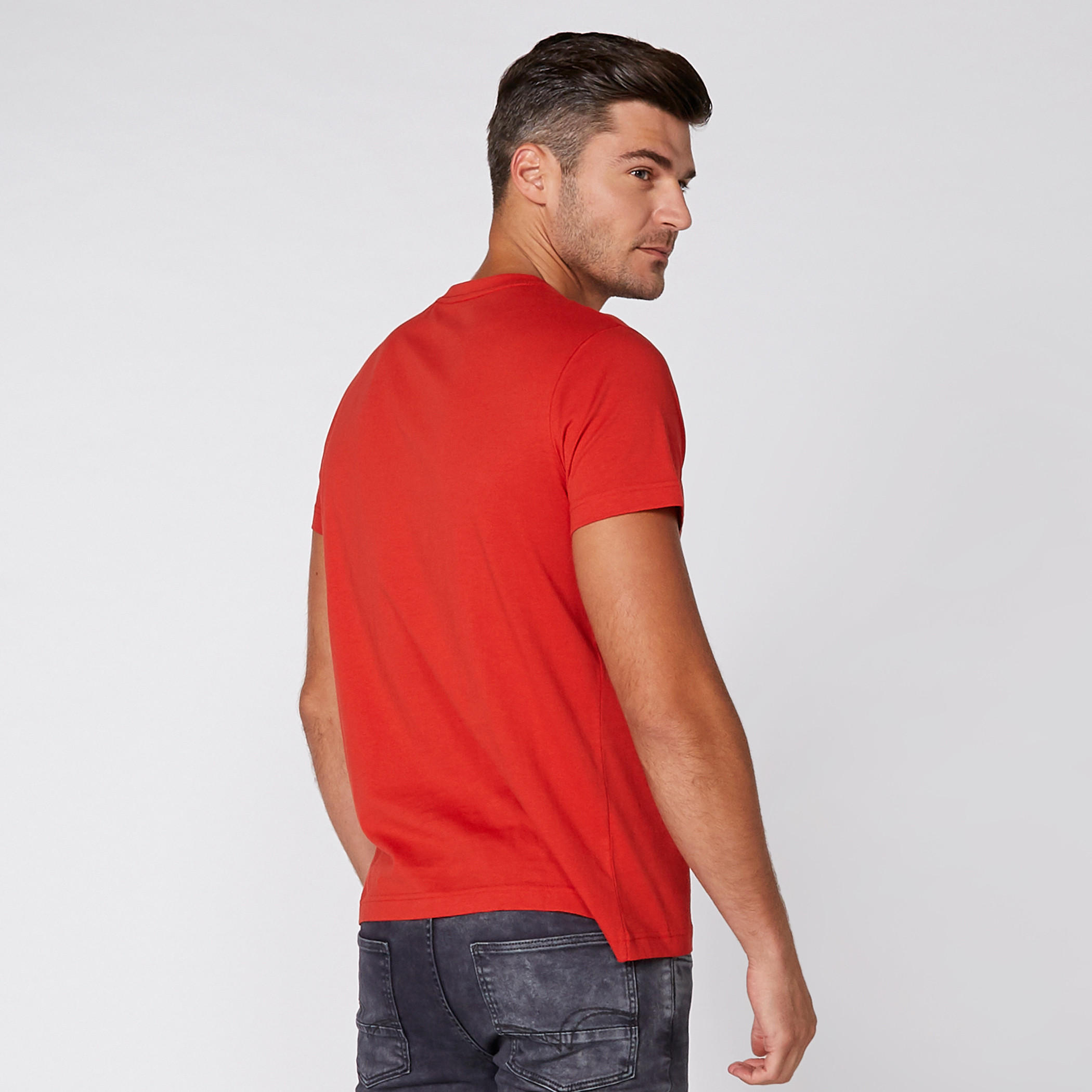 تيشيرت بياقة مستديرة وأكمام قصيرة مع طبعات-men-clothing-tshirtsandpolos-tshirts-image-1