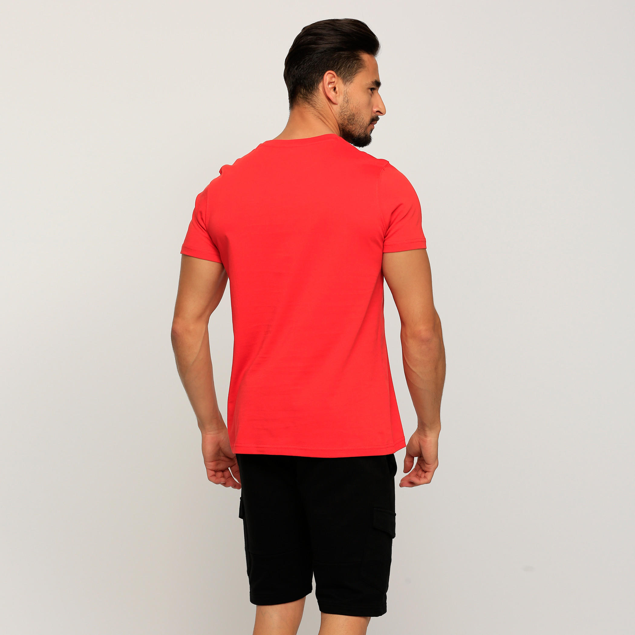 تيشيرت بأكمام قصيرة وياقة ضيّقة وطبعات-men-clothing-tshirtsandpolos-tshirts-image-2