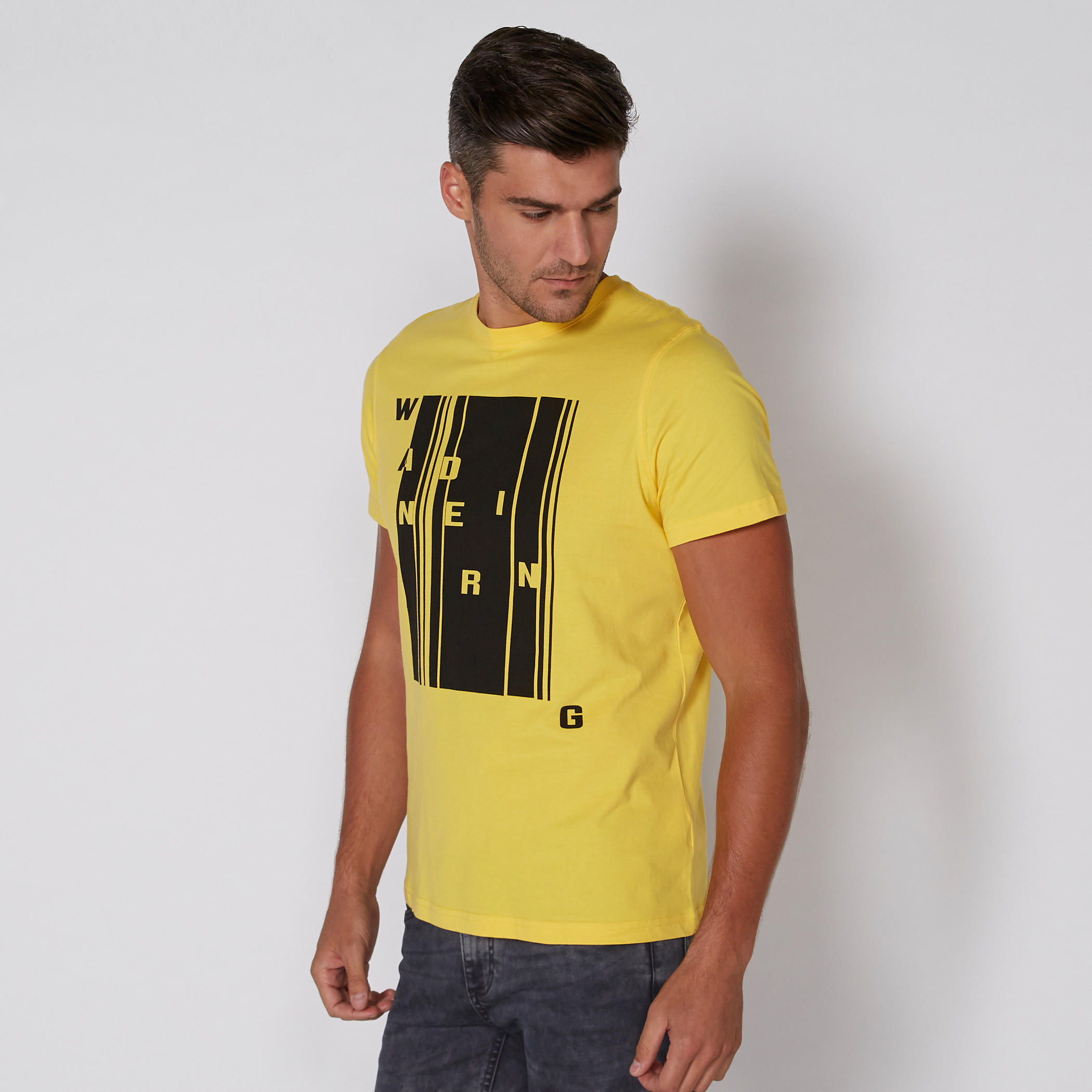 تيشيرت بياقة مستديرة وأكمام قصيرة مع طبعات-men-clothing-tshirtsandpolos-tshirts-image-1