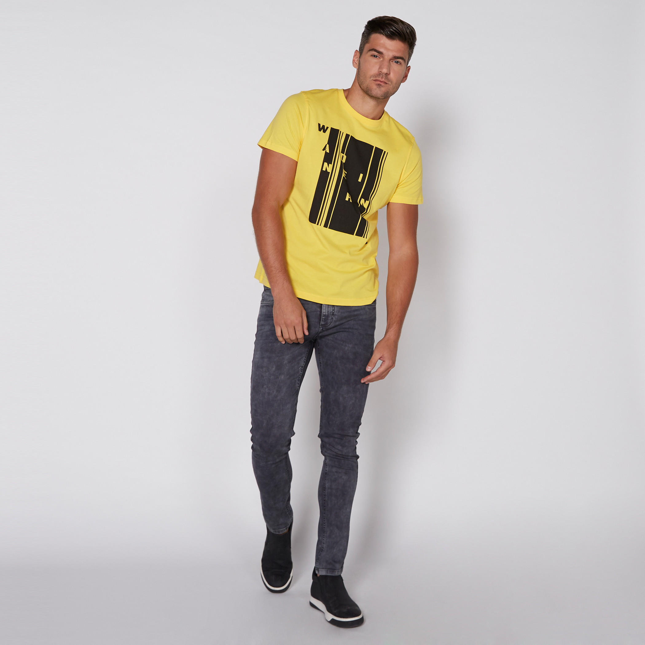 تيشيرت بياقة مستديرة وأكمام قصيرة مع طبعات-men-clothing-tshirtsandpolos-tshirts-image-2