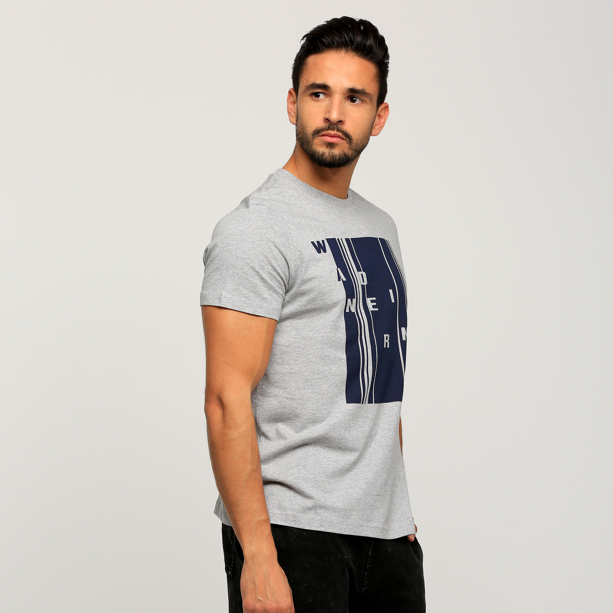 تيشيرت بأكمام قصيرة وياقة ضيّقة وطبعات-men-clothing-tshirtsandpolos-tshirts-image-3