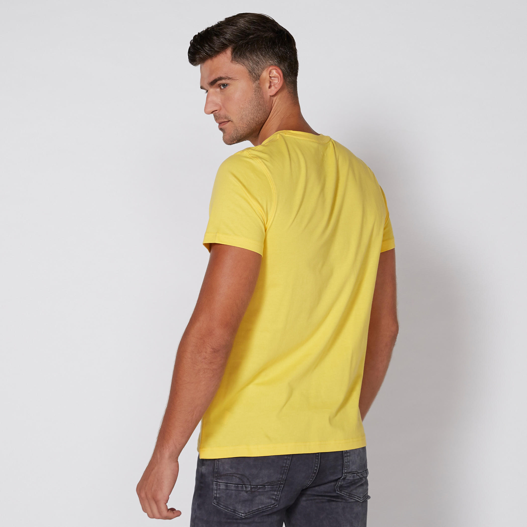 تيشيرت بياقة مستديرة وأكمام قصيرة مع طبعات-men-clothing-tshirtsandpolos-tshirts-image-4