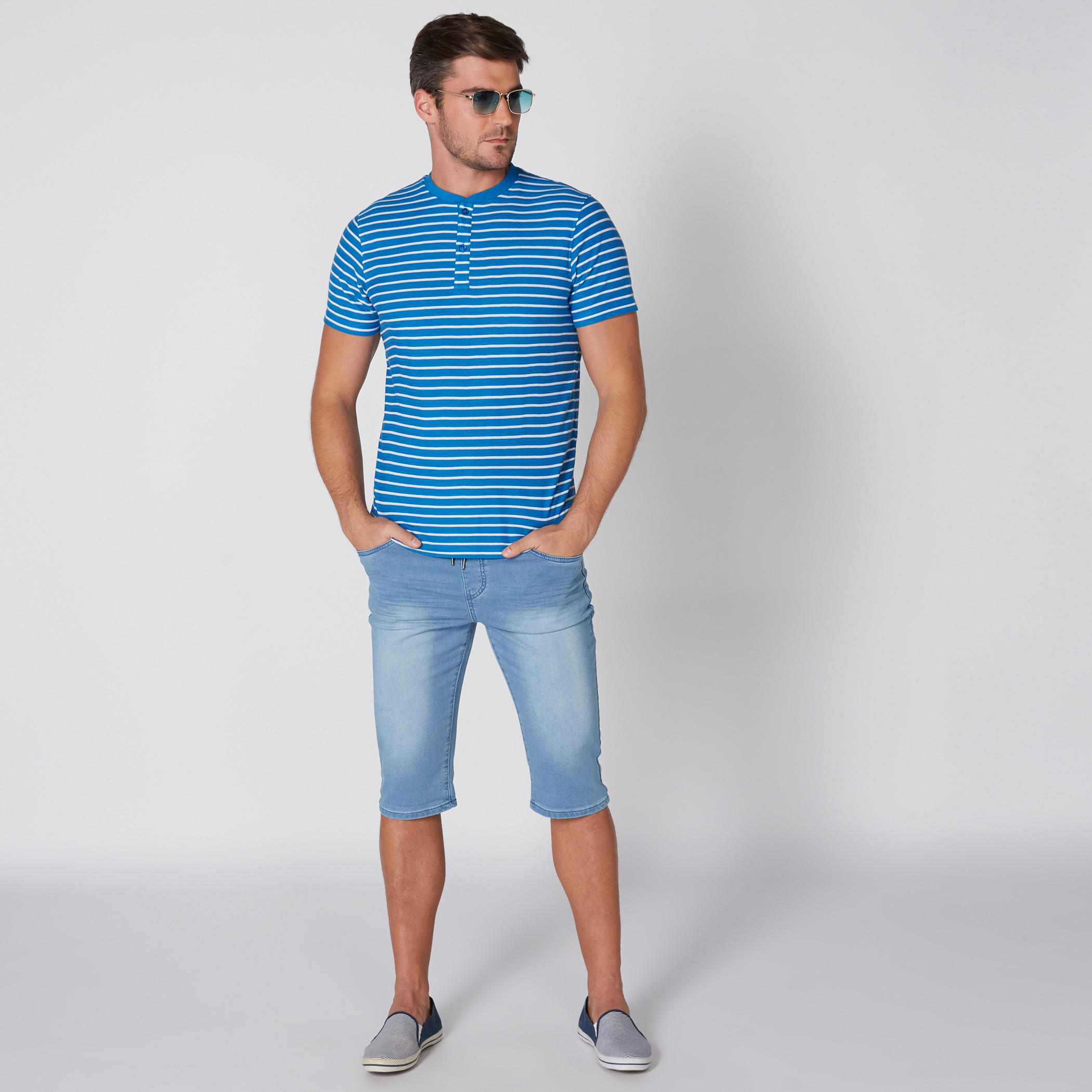 تيشيرت مقلّم بياقة هينلي وأكمام قصيرة-men-clothing-tshirtsandpolos-tshirts-image-1