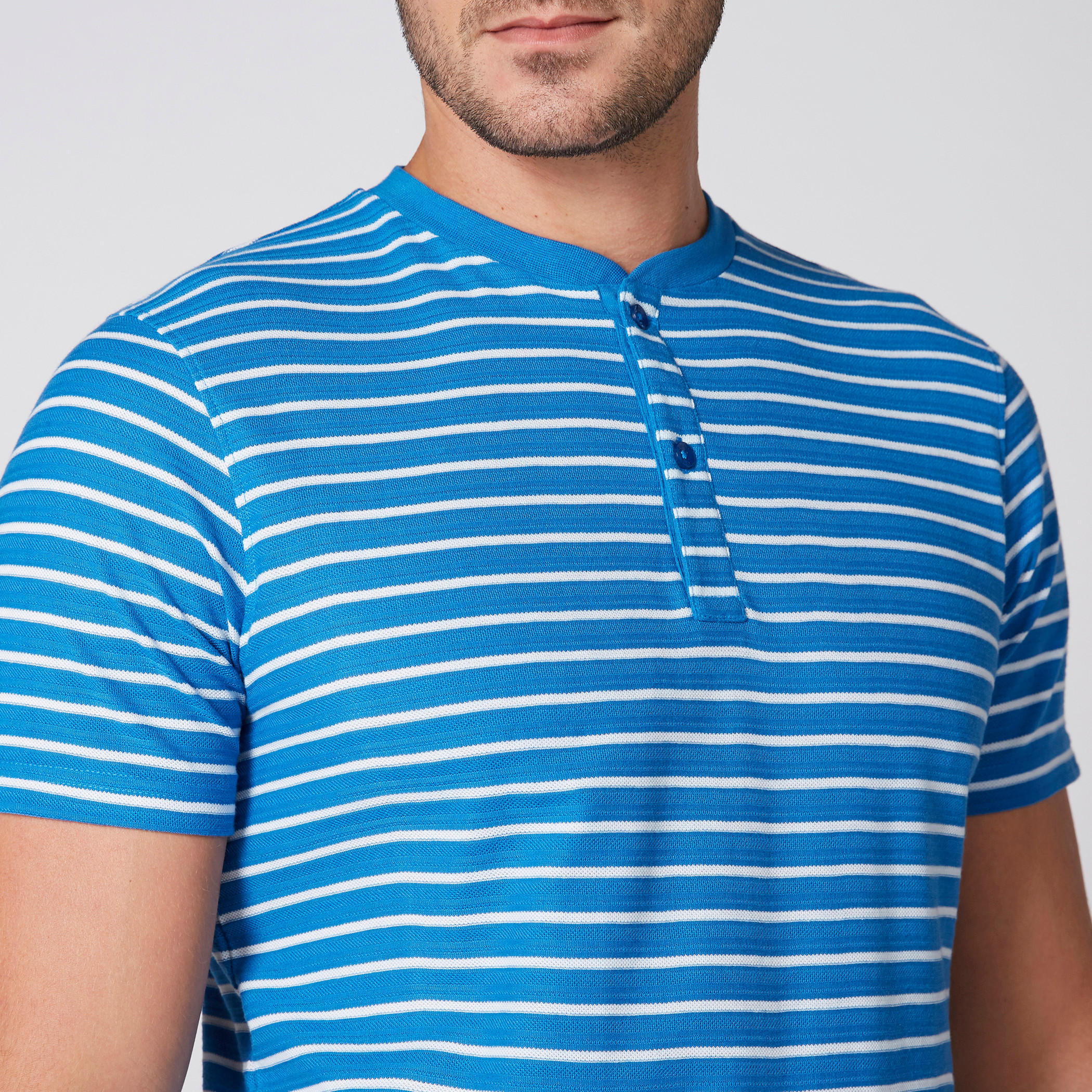 تيشيرت مقلّم بياقة هينلي وأكمام قصيرة-men-clothing-tshirtsandpolos-tshirts-image-2