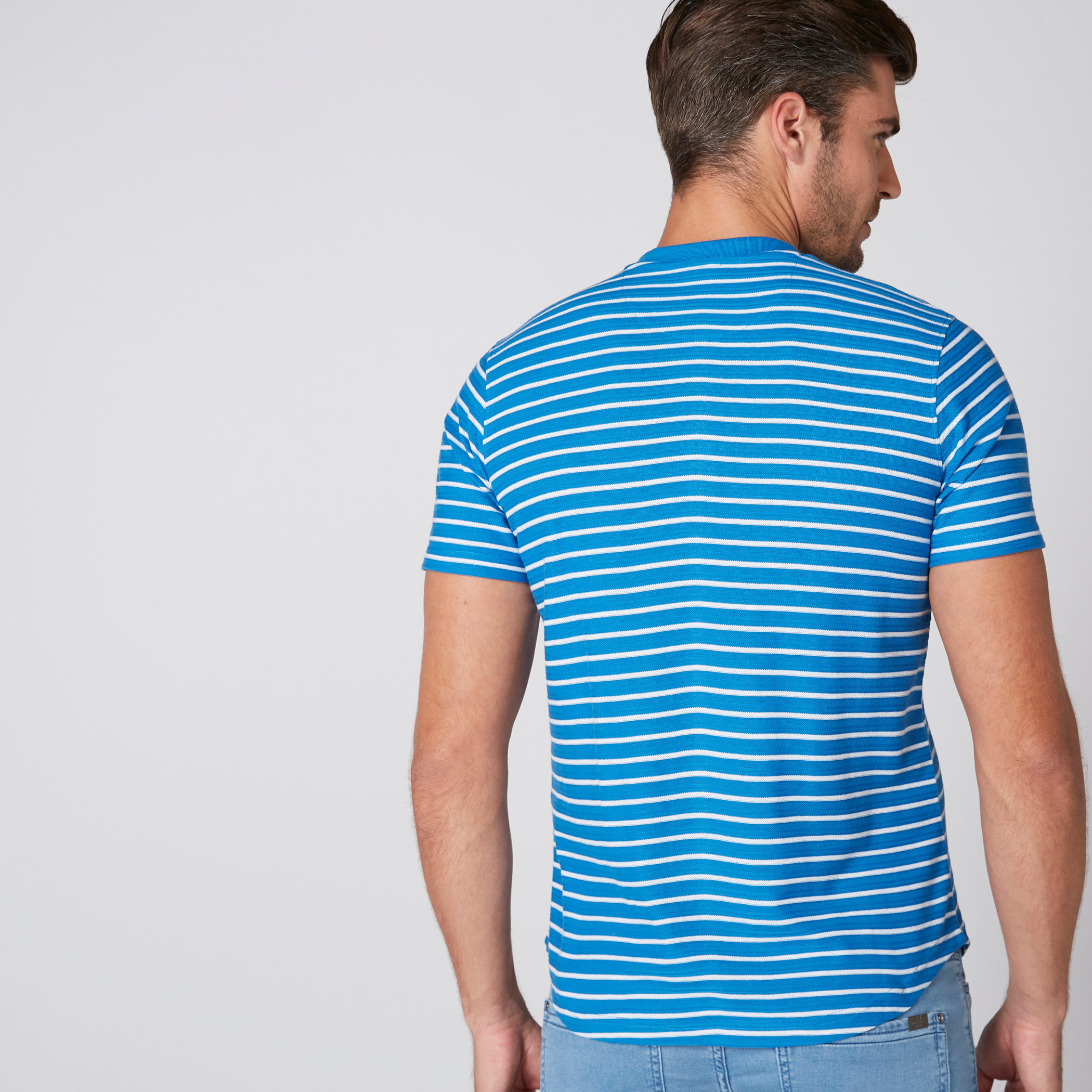 تيشيرت مقلّم بياقة هينلي وأكمام قصيرة-men-clothing-tshirtsandpolos-tshirts-image-3