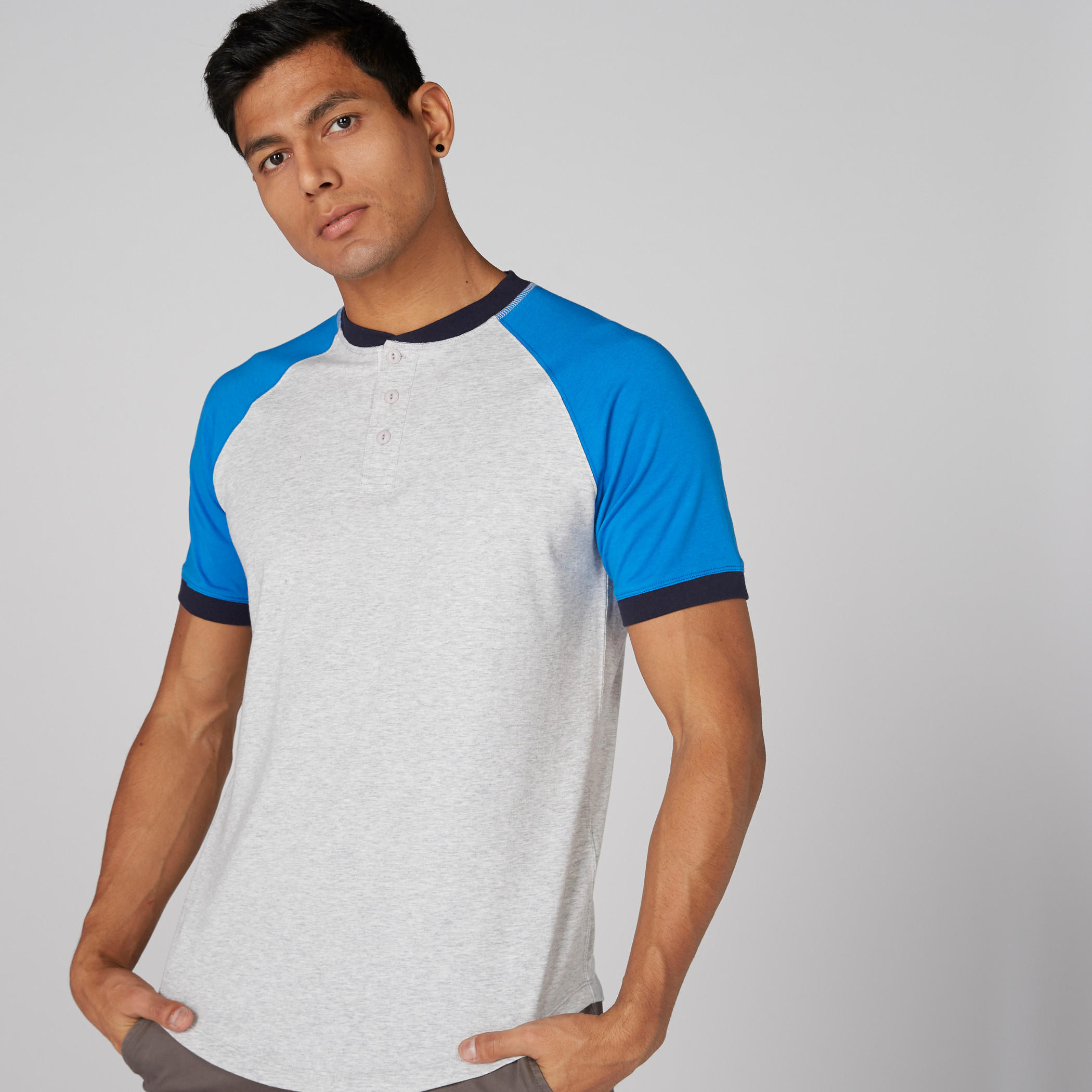 تيشيرت ياقة هينلي وأكمام مغايرة-men-clothing-tshirtsandpolos-tshirts-image-1
