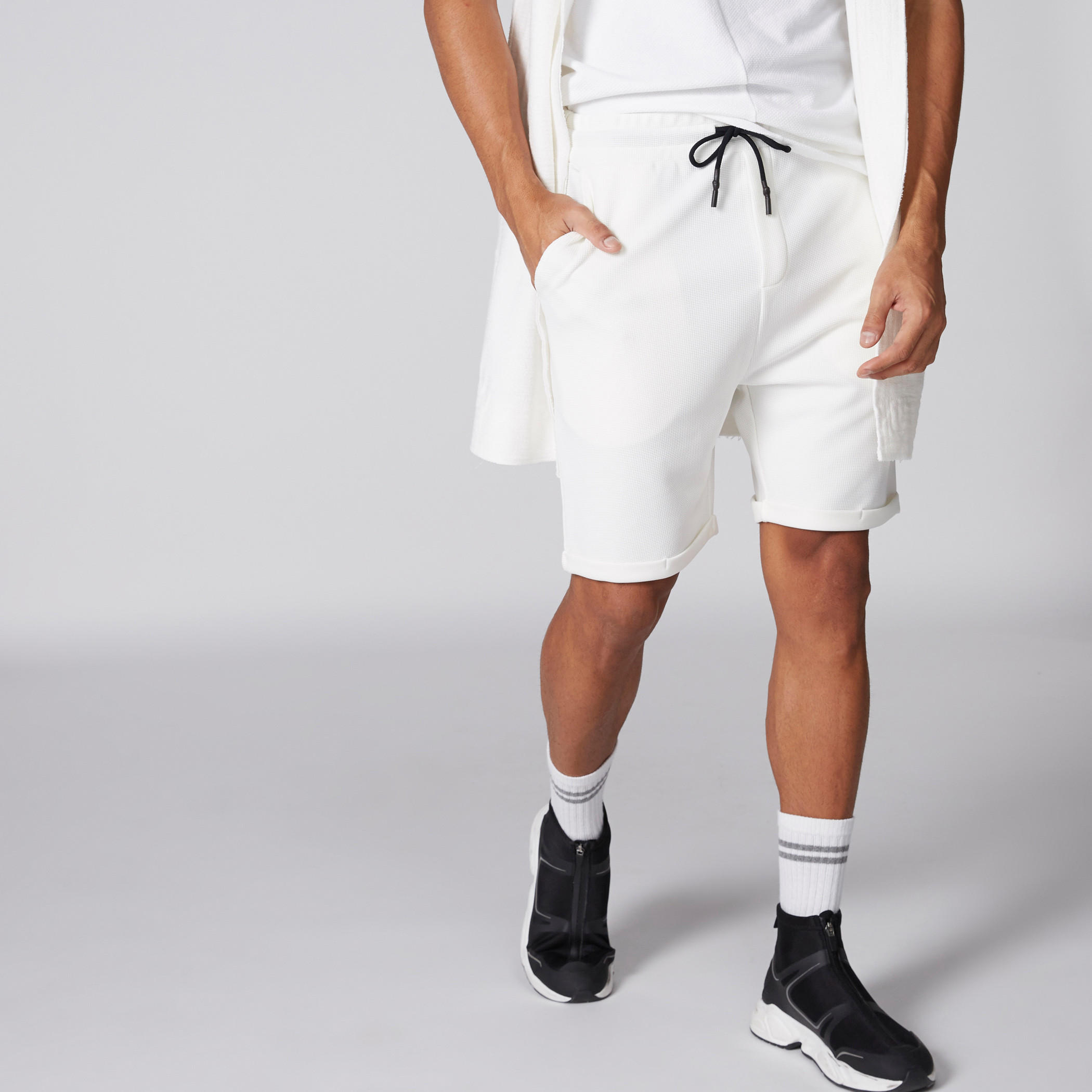 شورت بخصر مطّاطي ورباط-men-clothing-bottoms-shorts-image-1