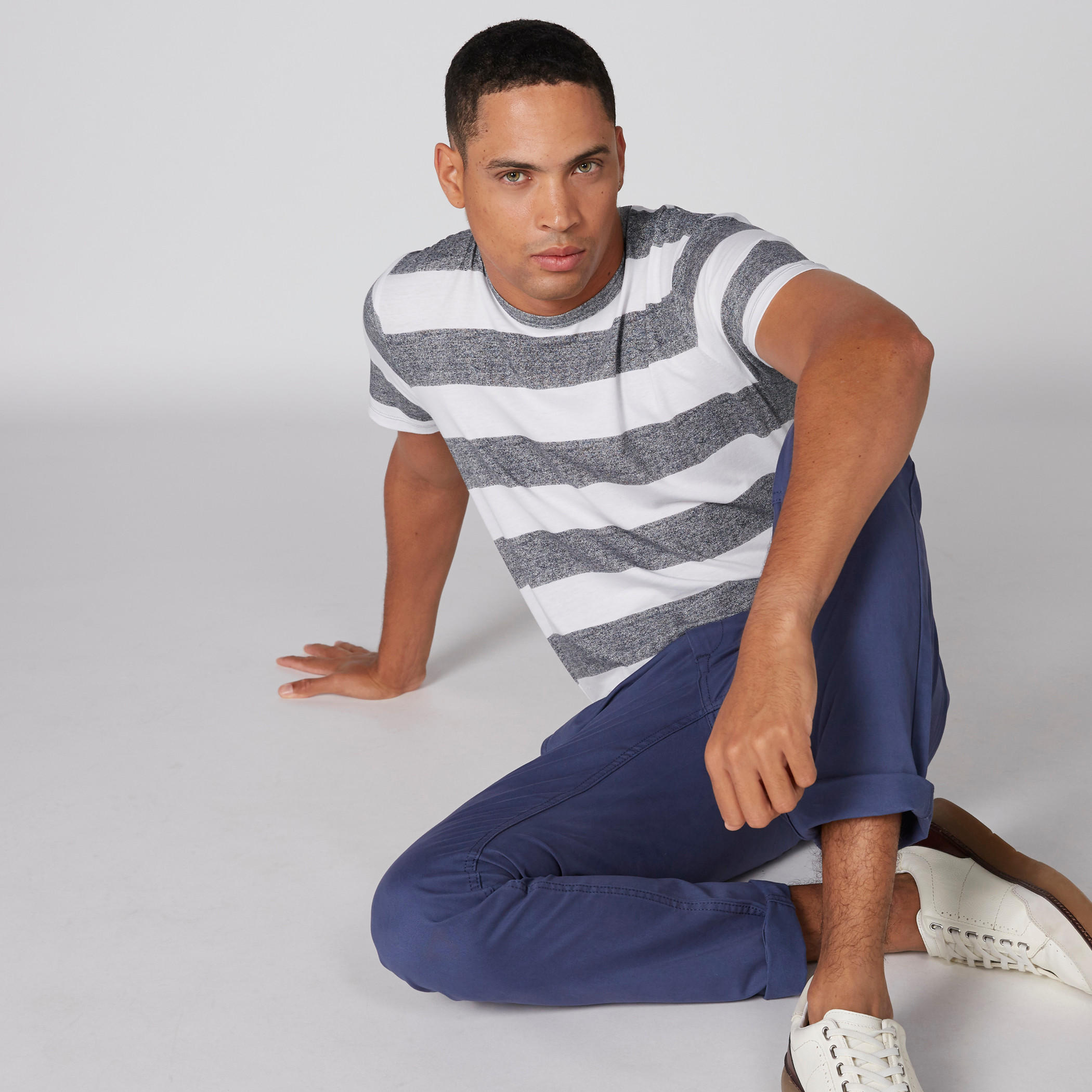 تيشيرت مقلّم بياقة مستديرة وأكمام قصيرة-men-clothing-tshirtsandpolos-tshirts-image-1