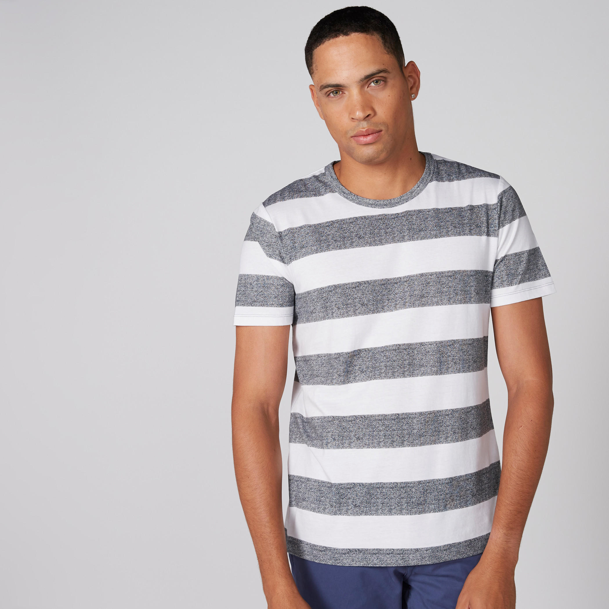 تيشيرت مقلّم بياقة مستديرة وأكمام قصيرة-men-clothing-tshirtsandpolos-tshirts-image-3
