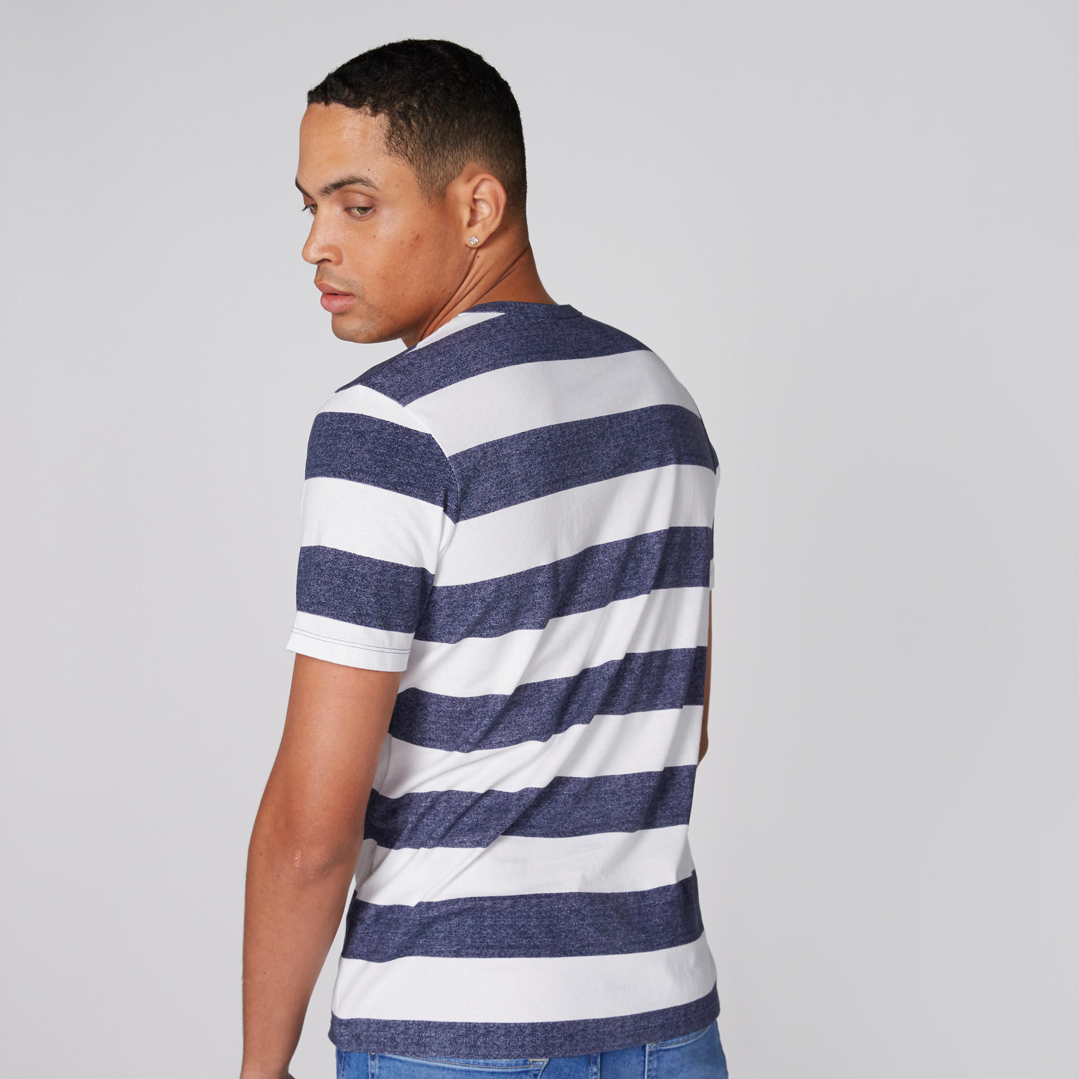 تيشيرت بياقة دائرية وأكمام قصيرة بتصميم مقلّم-men-clothing-tshirtsandpolos-tshirts-image-1