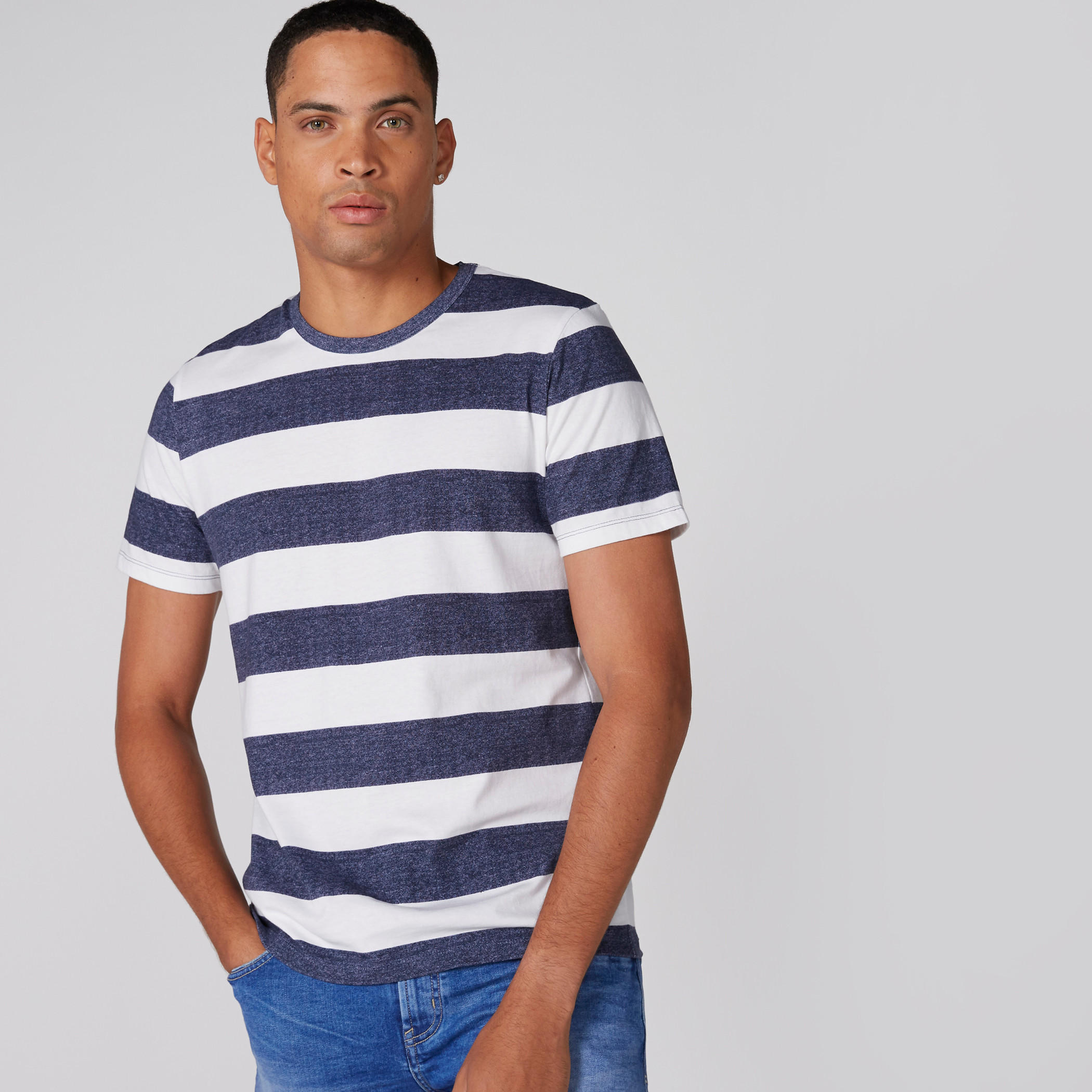 تيشيرت بياقة دائرية وأكمام قصيرة بتصميم مقلّم-men-clothing-tshirtsandpolos-tshirts-image-2