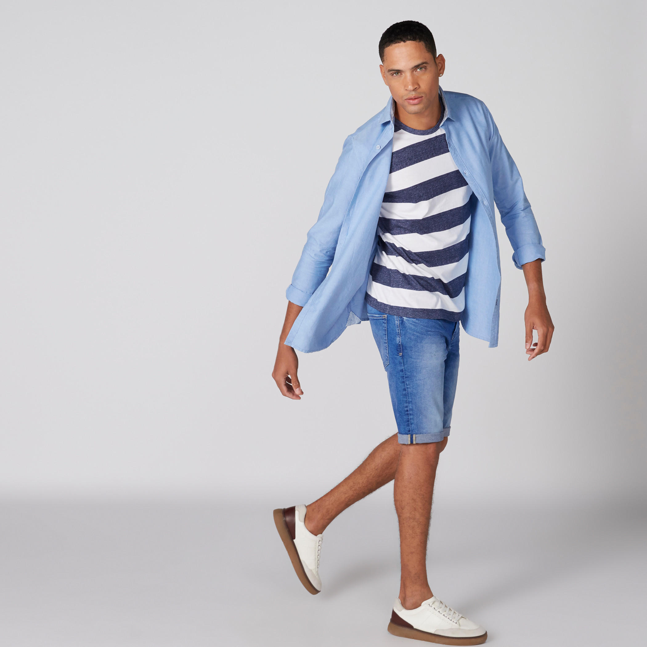 تيشيرت بياقة دائرية وأكمام قصيرة بتصميم مقلّم-men-clothing-tshirtsandpolos-tshirts-image-3