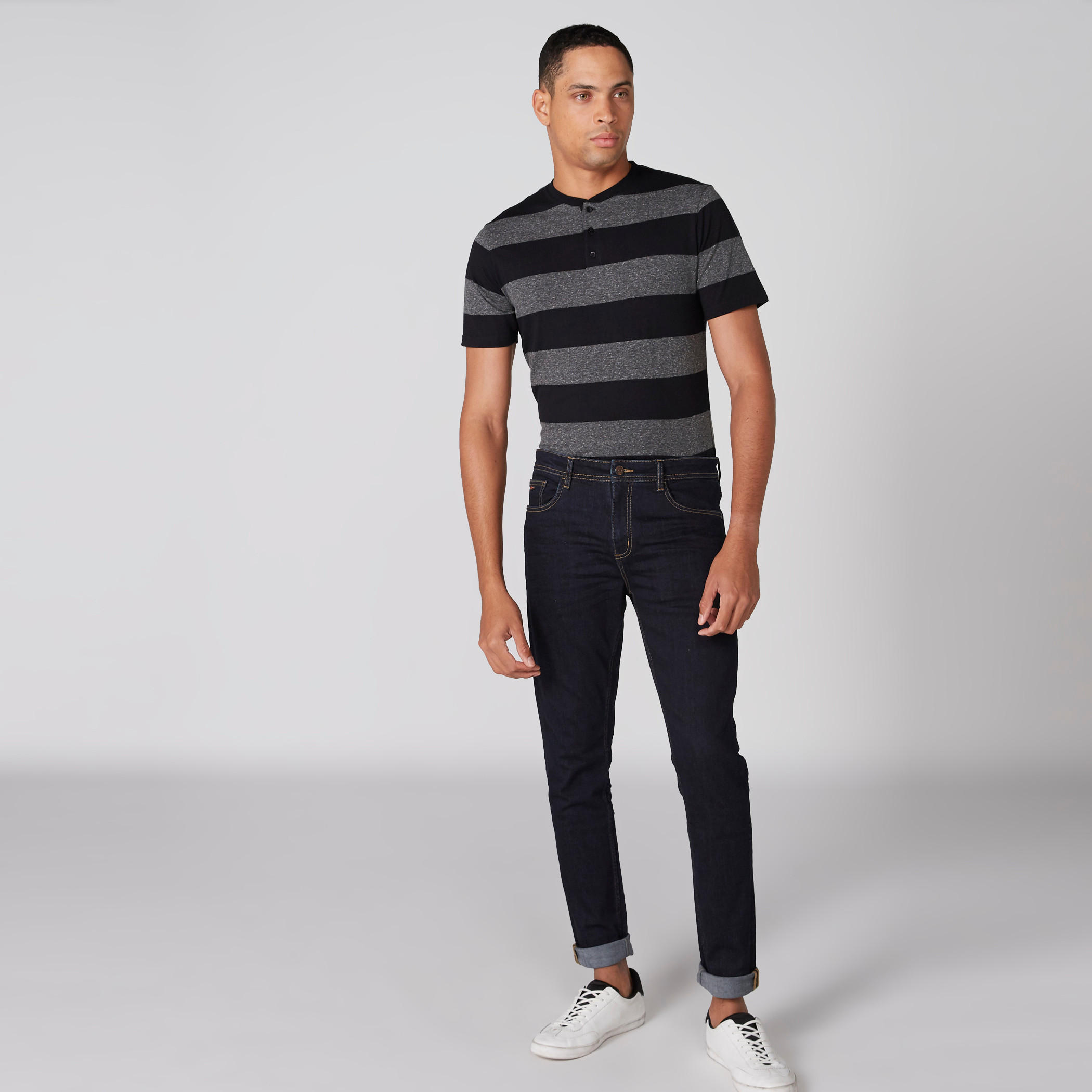 تيشيرت مقلّم بياقة هينلي وأكمام قصيرة-men-clothing-tshirtsandpolos-tshirts-image-1