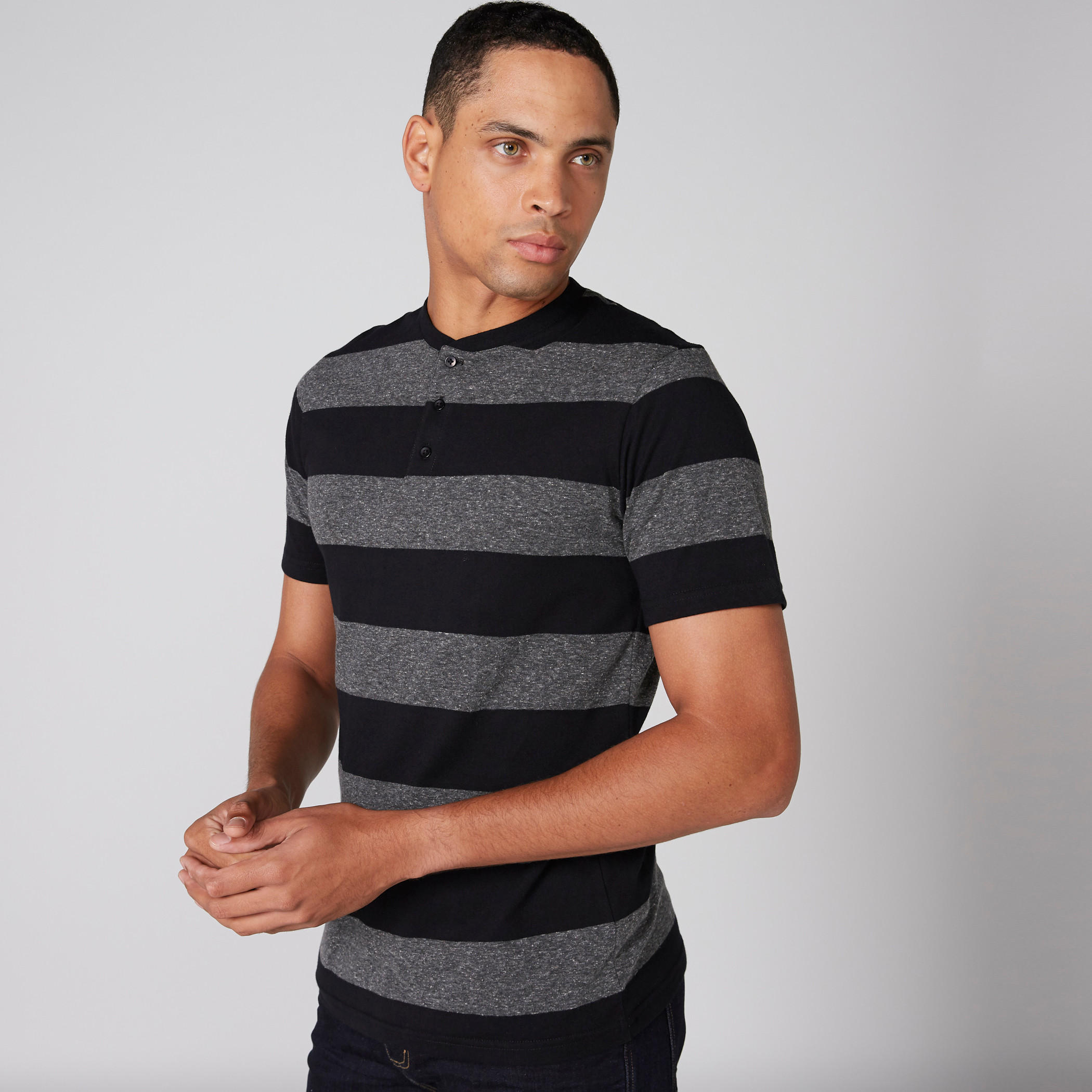 تيشيرت مقلّم بياقة هينلي وأكمام قصيرة-men-clothing-tshirtsandpolos-tshirts-image-3