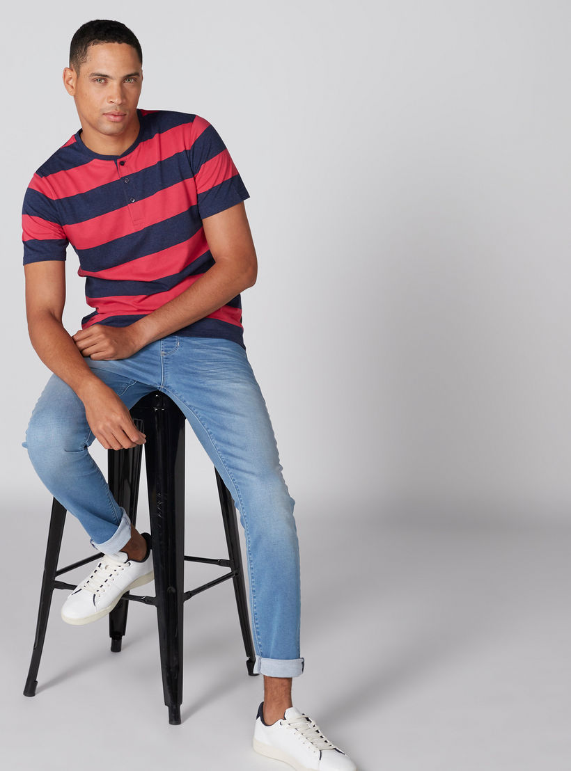 تيشيرت مقلّم بياقة هينلي وأكمام قصيرة-men-clothing-tshirtsandpolos-tshirts-image-3