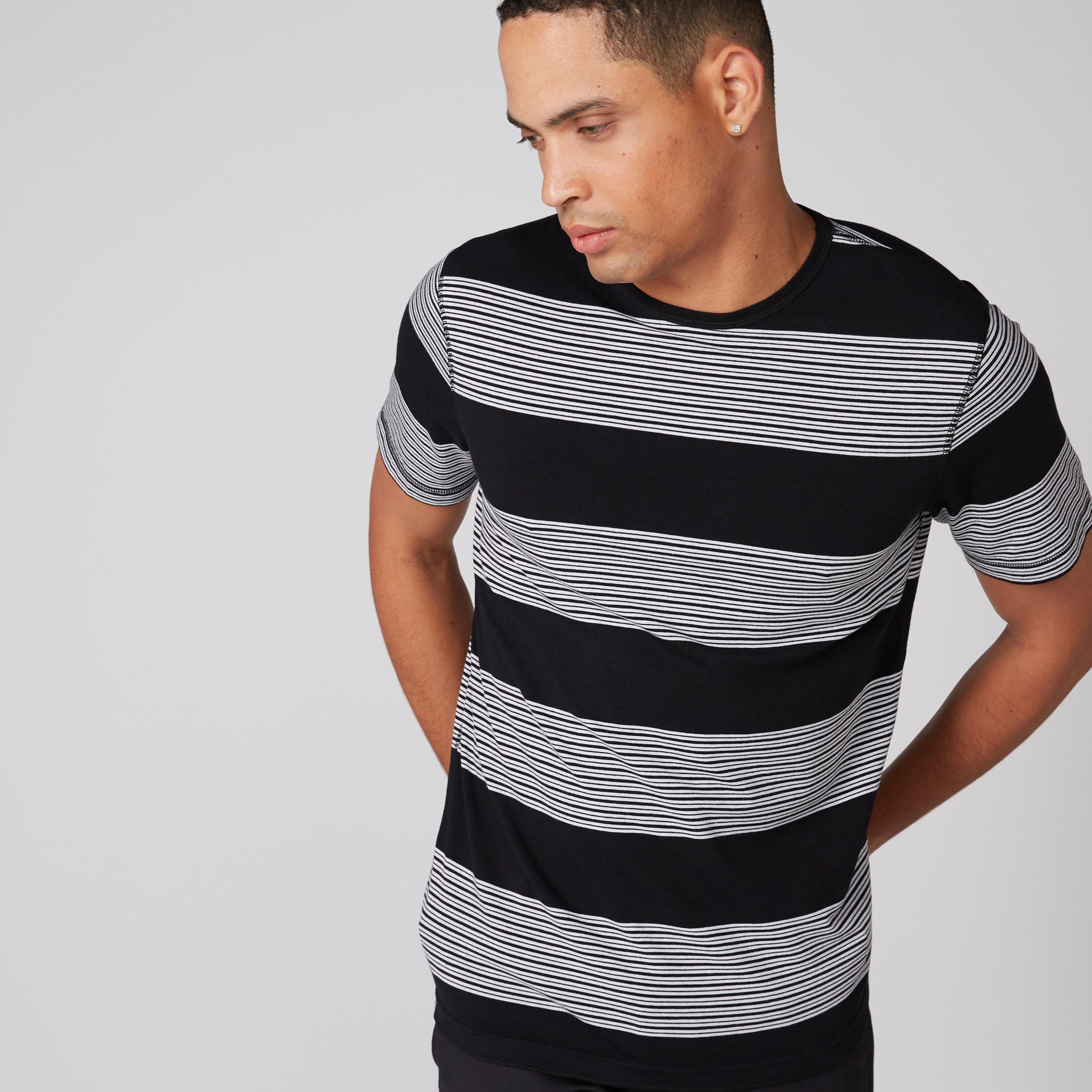 تيشيرت مقلّم بياقة مستديرة وأكمام قصيرة-men-clothing-tshirtsandpolos-tshirts-image-1