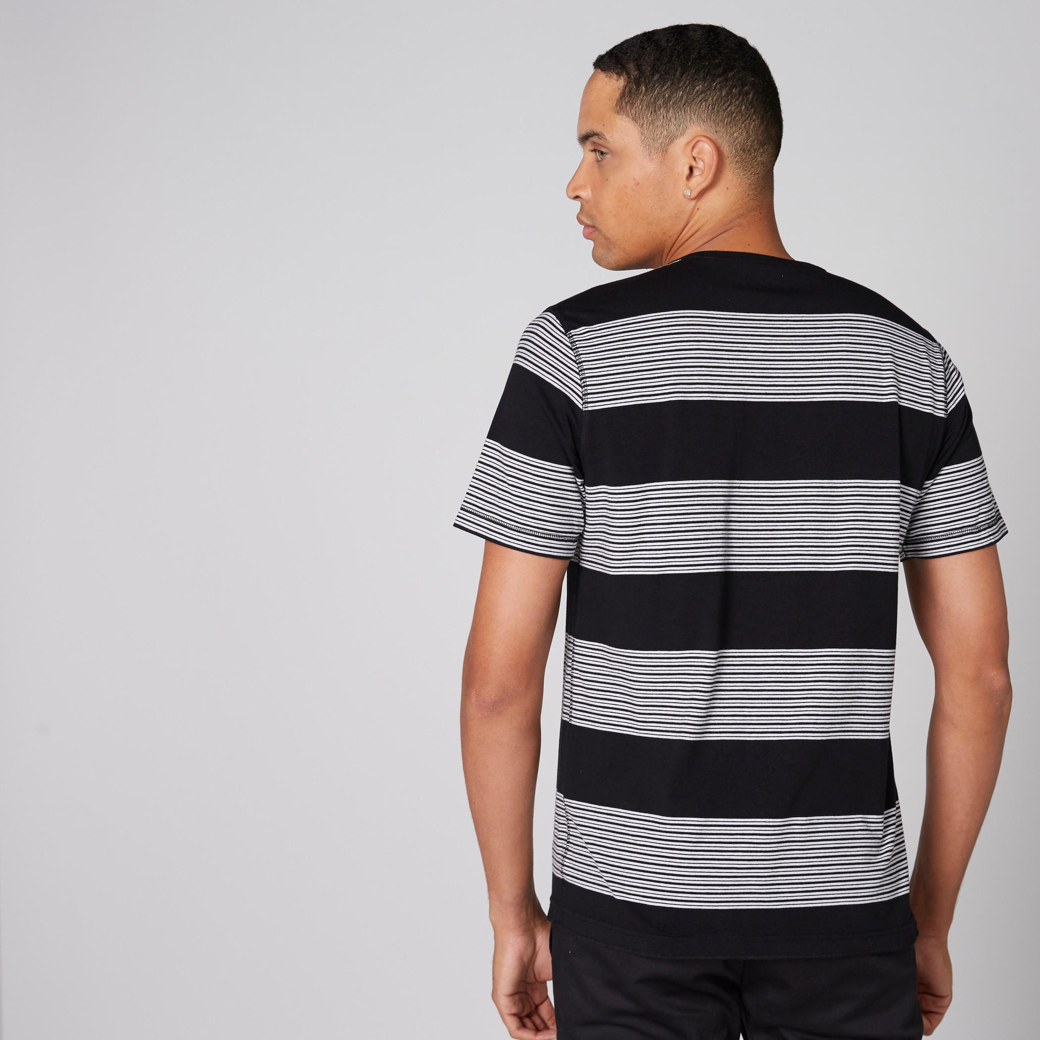 تيشيرت مقلّم بياقة مستديرة وأكمام قصيرة-men-clothing-tshirtsandpolos-tshirts-image-2