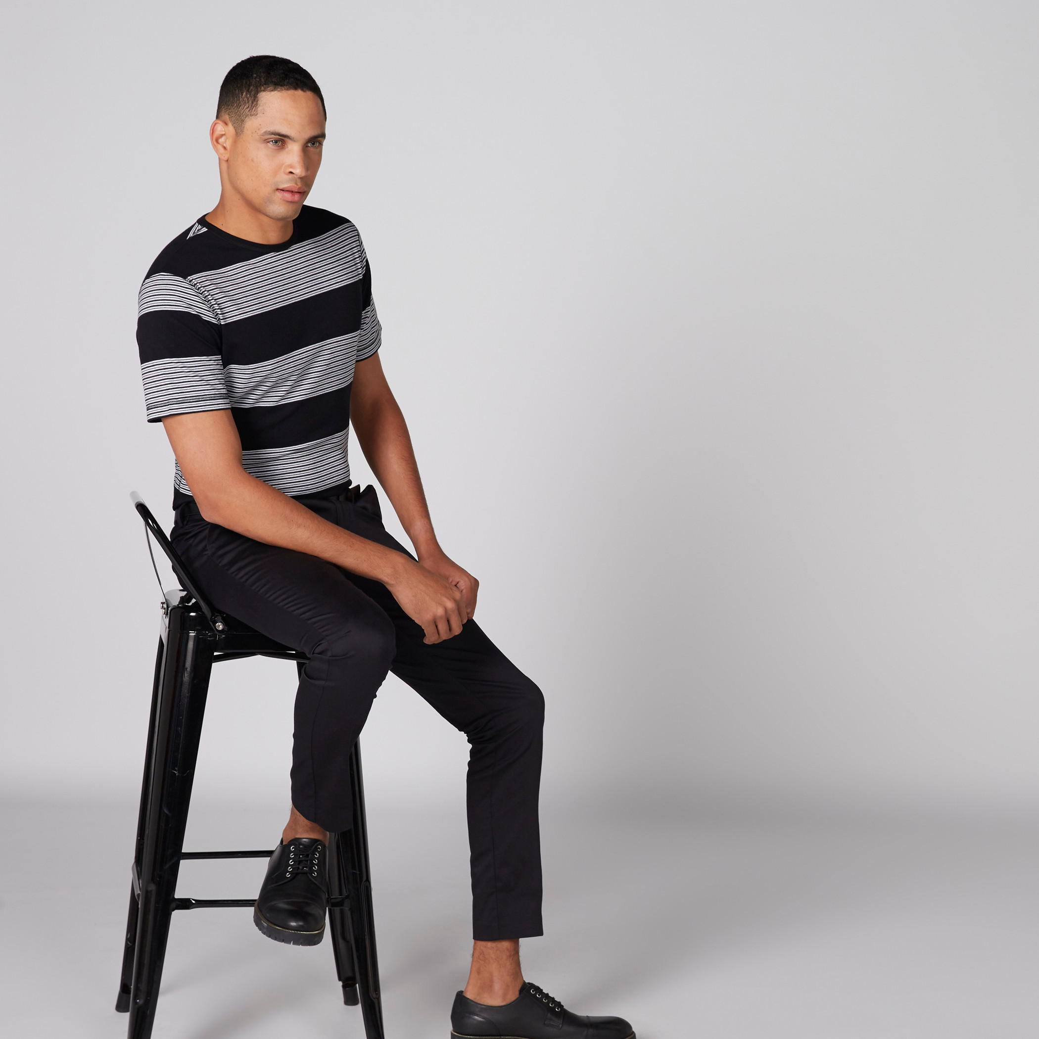 تيشيرت مقلّم بياقة مستديرة وأكمام قصيرة-men-clothing-tshirtsandpolos-tshirts-image-3