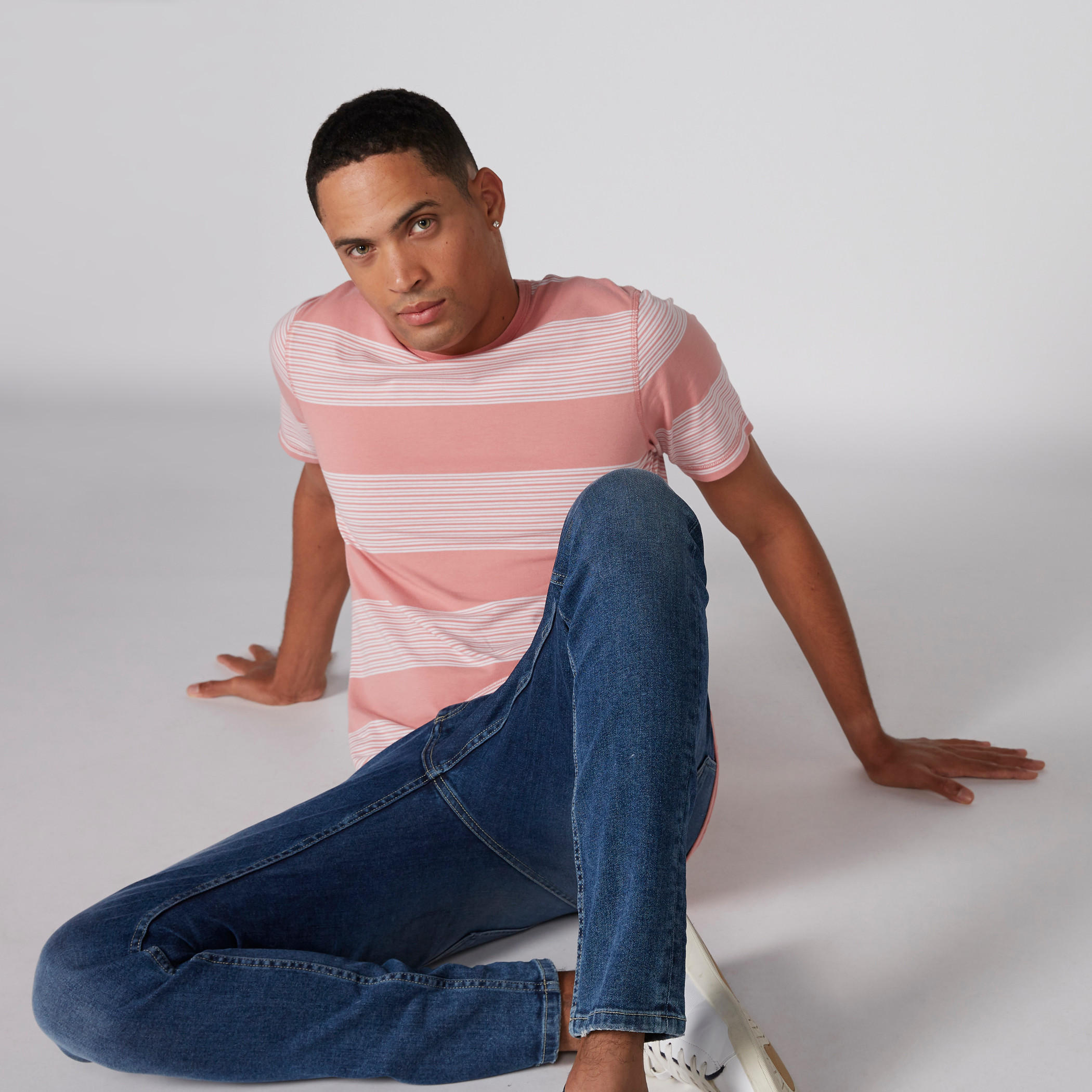تيشيرت مقلّم بياقة ضيقة وأكمام قصيرة-men-clothing-tshirtsandpolos-tshirts-image-1