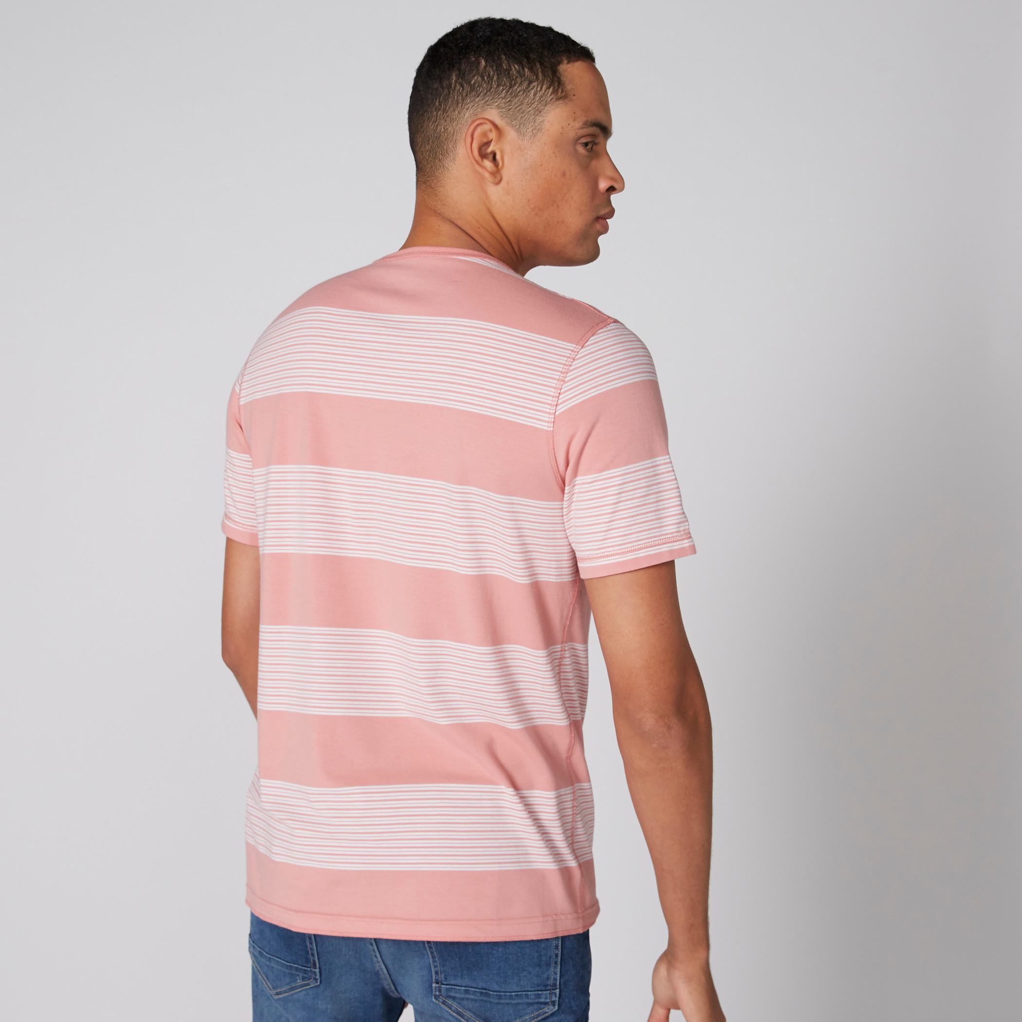 تيشيرت مقلّم بياقة ضيقة وأكمام قصيرة-men-clothing-tshirtsandpolos-tshirts-image-2