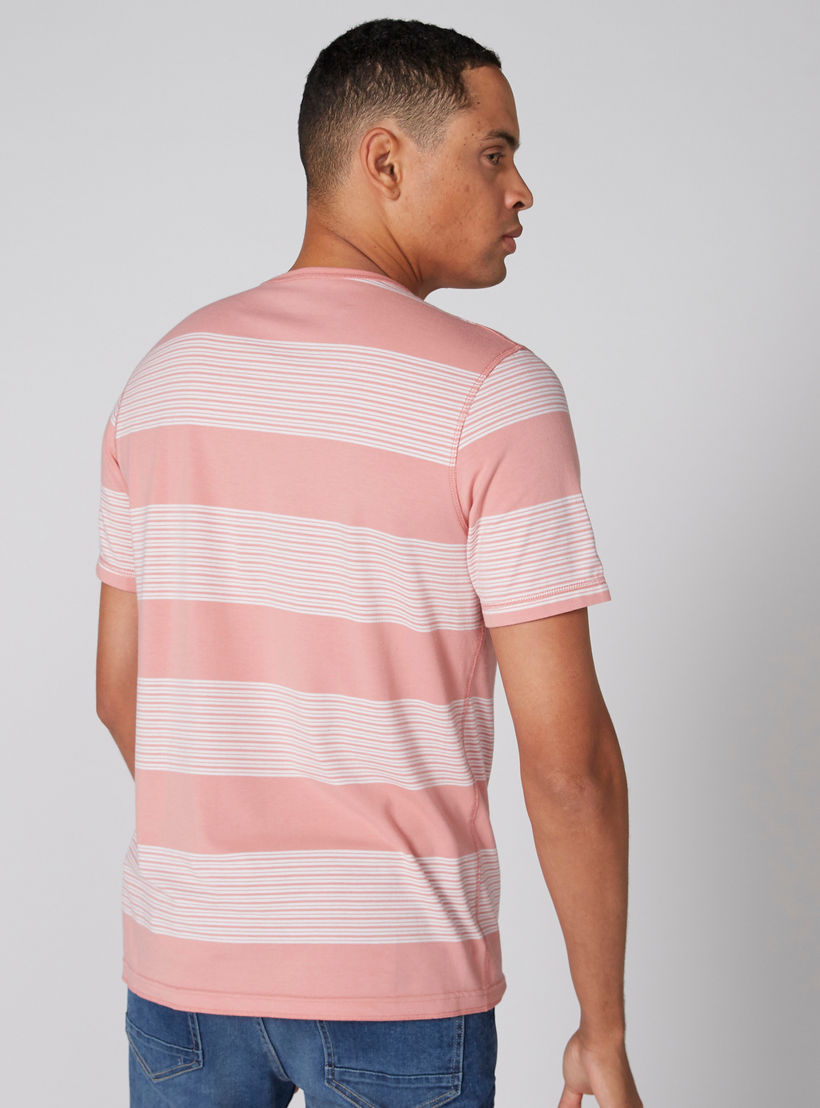 تيشيرت مقلّم بياقة ضيقة وأكمام قصيرة-men-clothing-tshirtsandpolos-tshirts-image-2