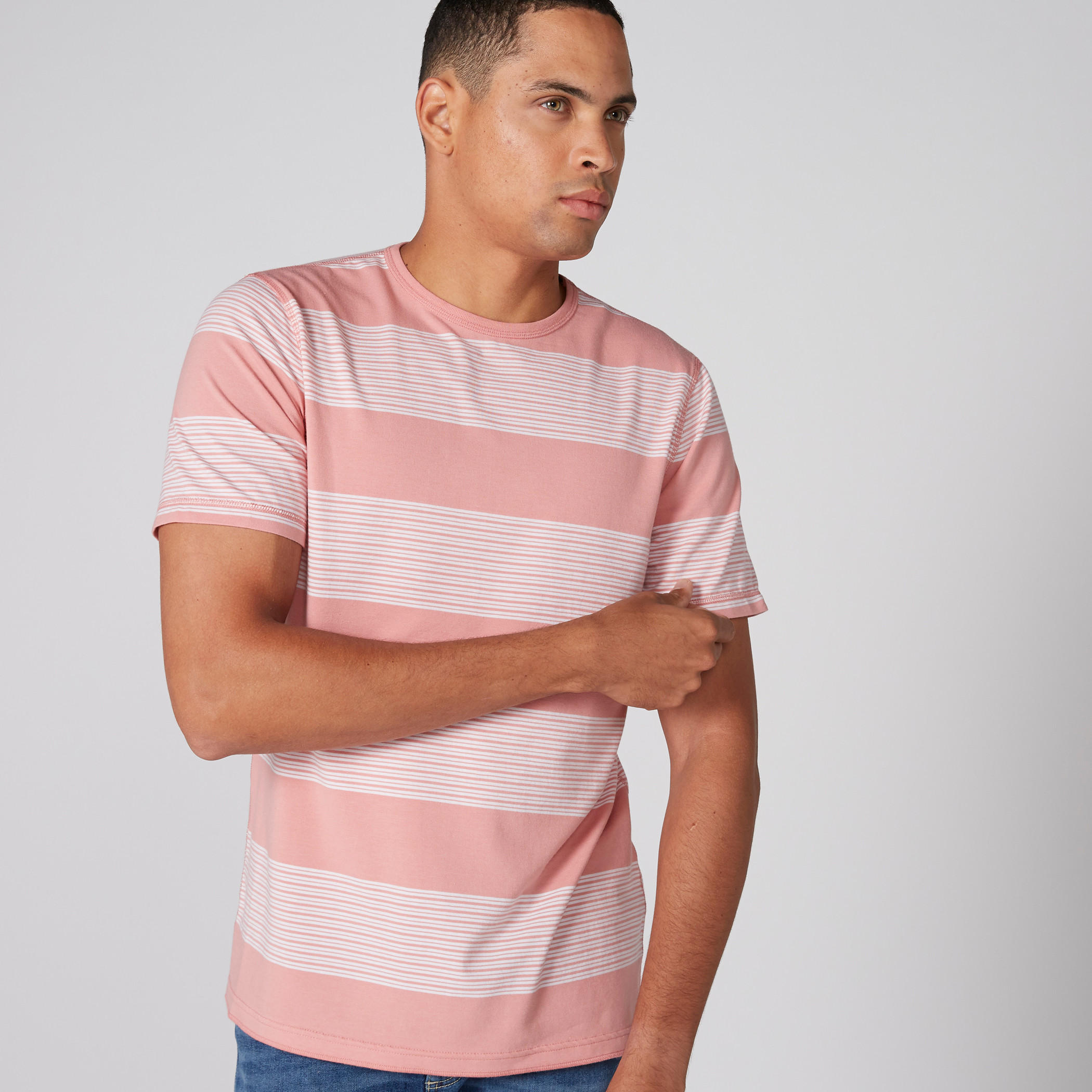 تيشيرت مقلّم بياقة ضيقة وأكمام قصيرة-men-clothing-tshirtsandpolos-tshirts-image-3