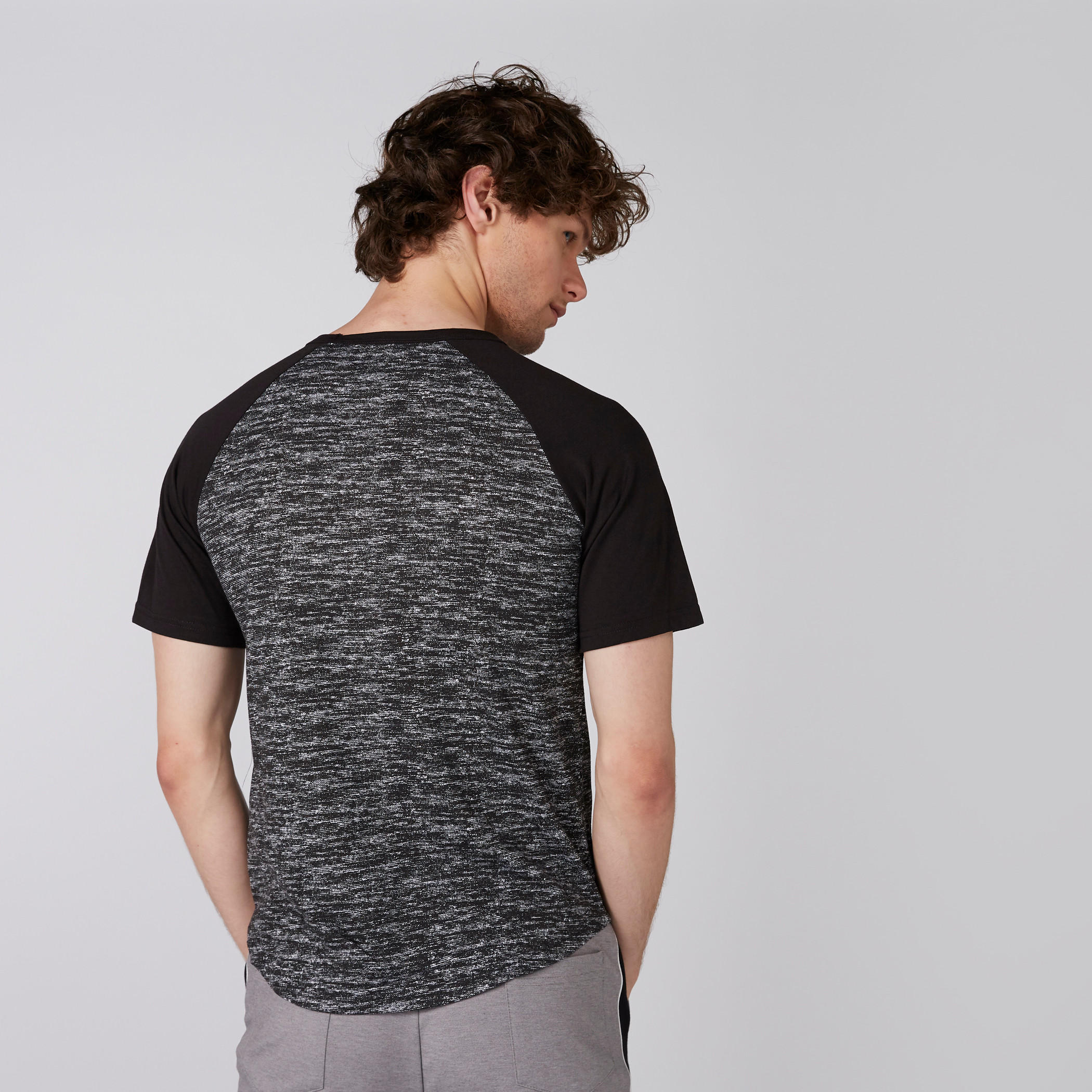 تيشيرت بياقة ضيّقة وأكمام مغايرة وطبعات-men-clothing-tshirtsandpolos-tshirts-image-1
