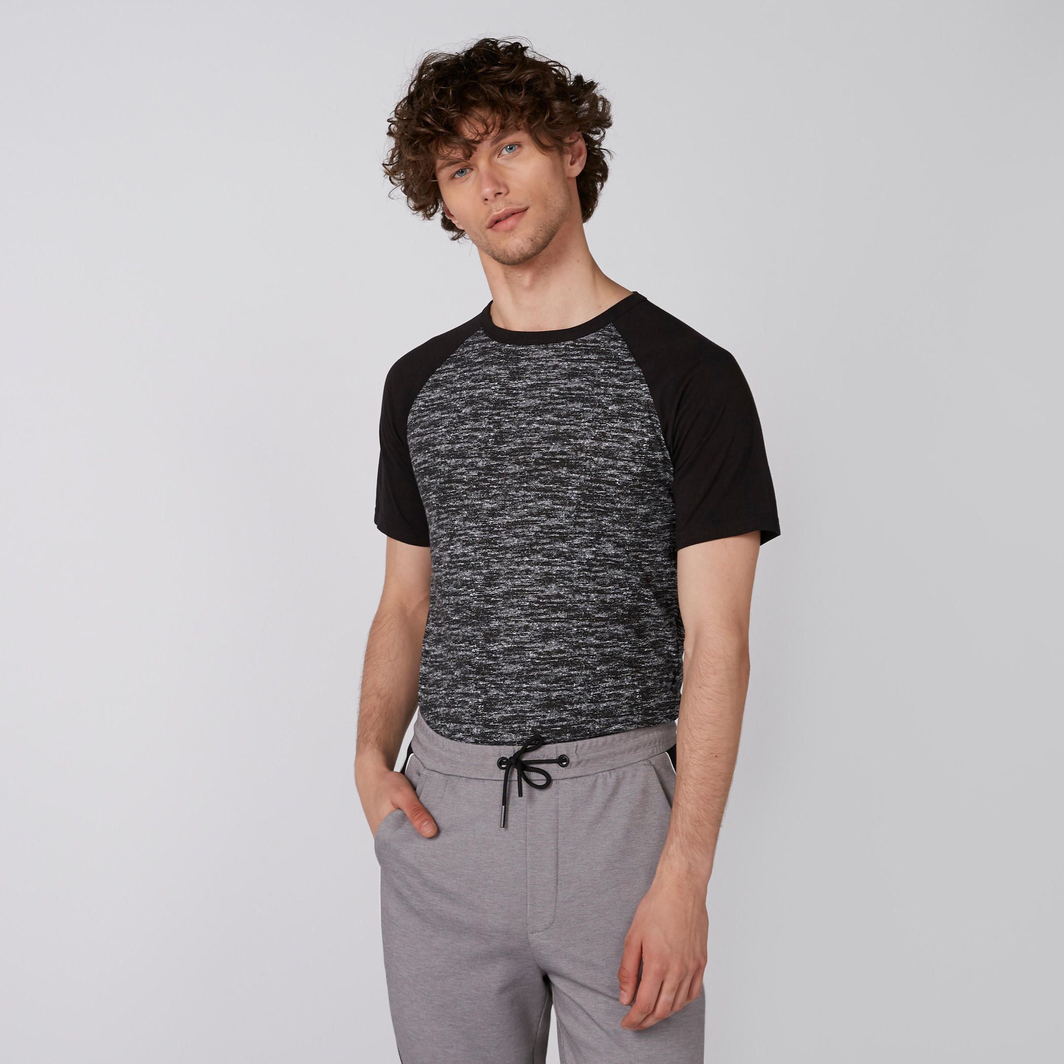 تيشيرت بياقة ضيّقة وأكمام مغايرة وطبعات-men-clothing-tshirtsandpolos-tshirts-image-2