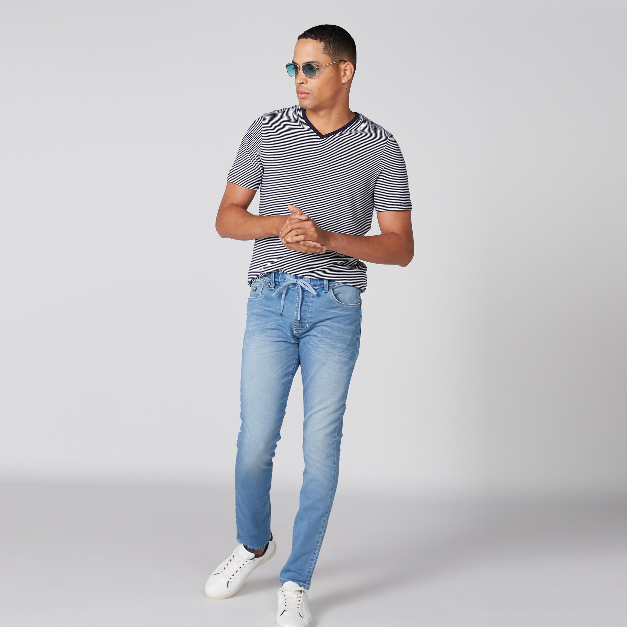 تيشيرت مقلّم بياقة V وأكمام قصيرة-men-clothing-tshirtsandpolos-tshirts-image-1