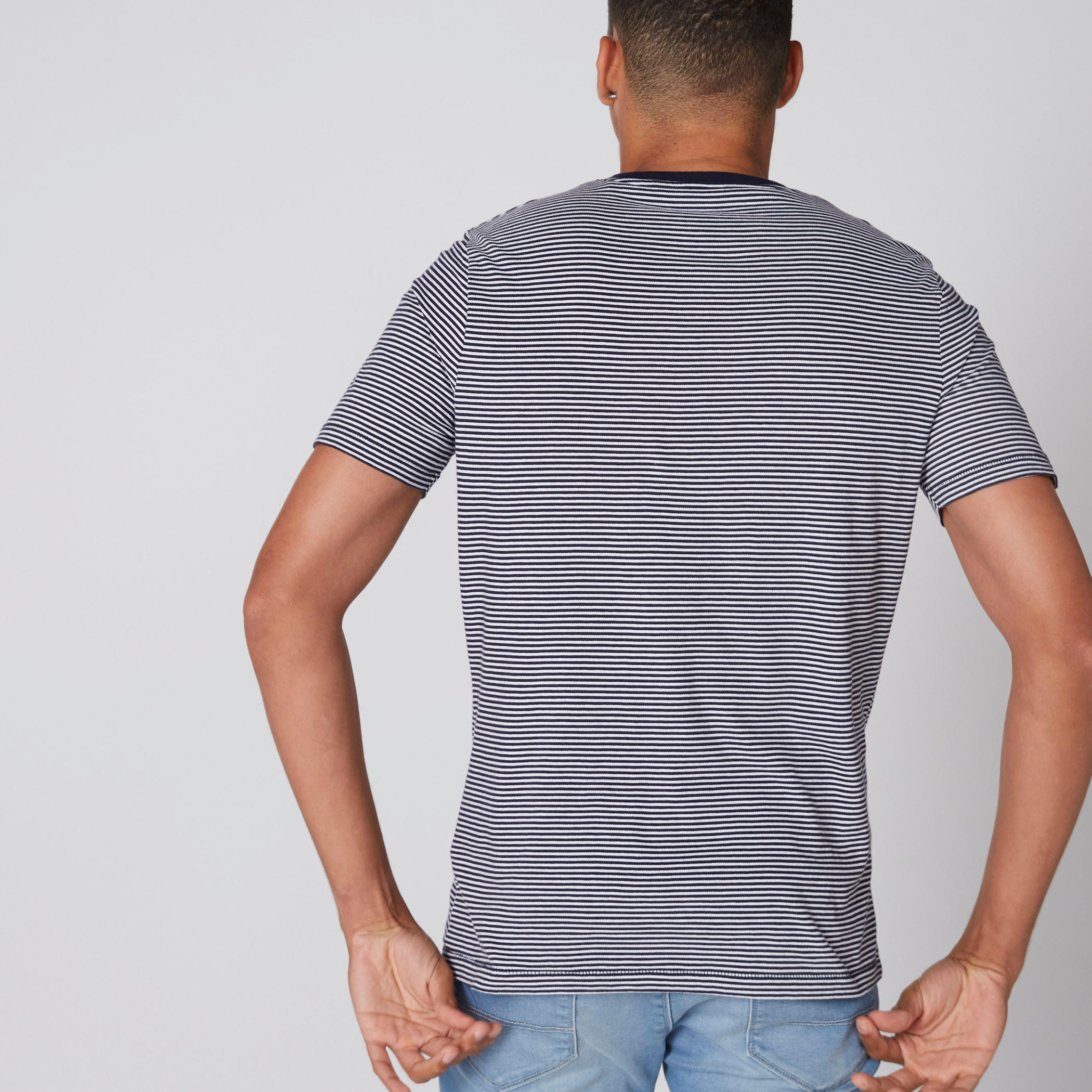 تيشيرت مقلّم بياقة V وأكمام قصيرة-men-clothing-tshirtsandpolos-tshirts-image-2