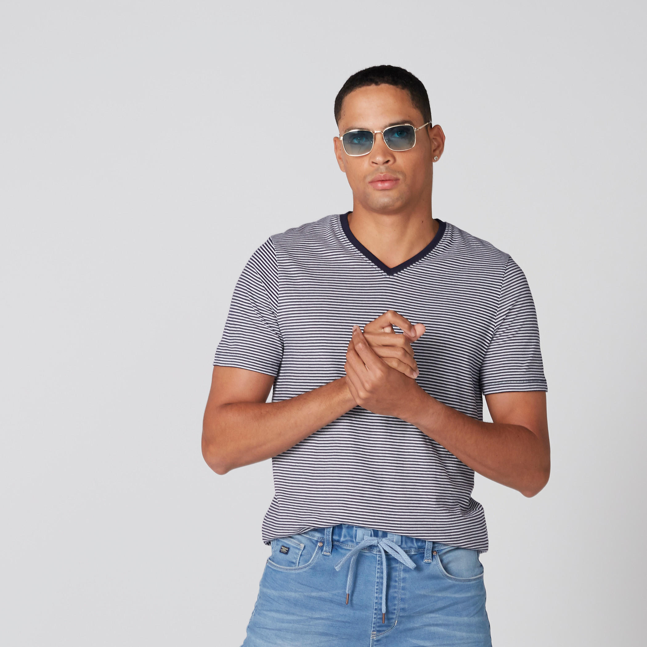 تيشيرت مقلّم بياقة V وأكمام قصيرة-men-clothing-tshirtsandpolos-tshirts-image-3