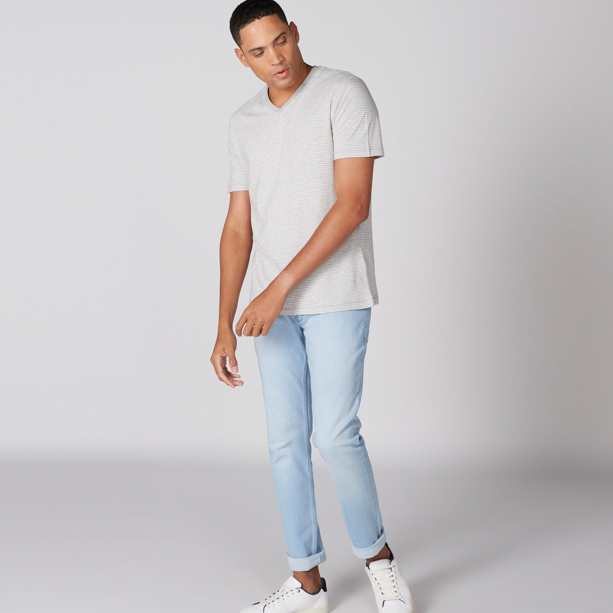 تيشيرت مقلّم بياقة V وأكمام قصيرة-men-clothing-tshirtsandpolos-tshirts-image-1