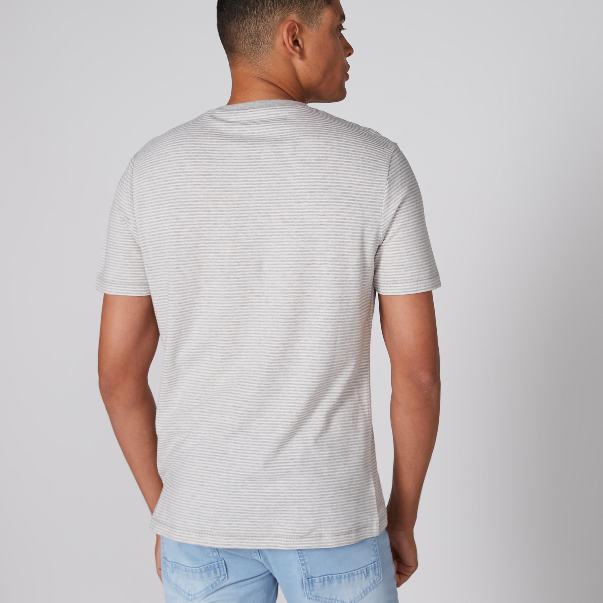 تيشيرت مقلّم بياقة V وأكمام قصيرة-men-clothing-tshirtsandpolos-tshirts-image-2