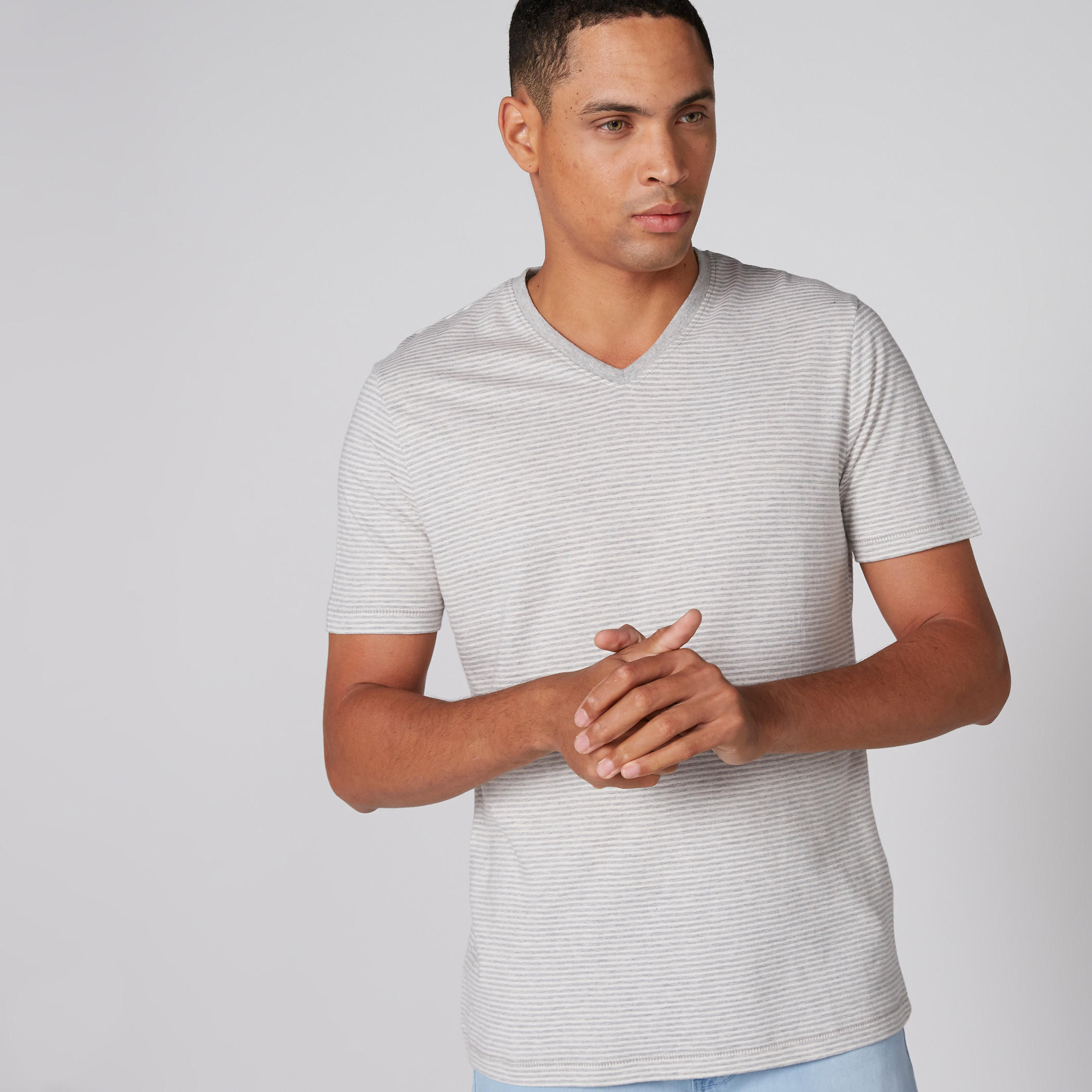 تيشيرت مقلّم بياقة V وأكمام قصيرة-men-clothing-tshirtsandpolos-tshirts-image-3