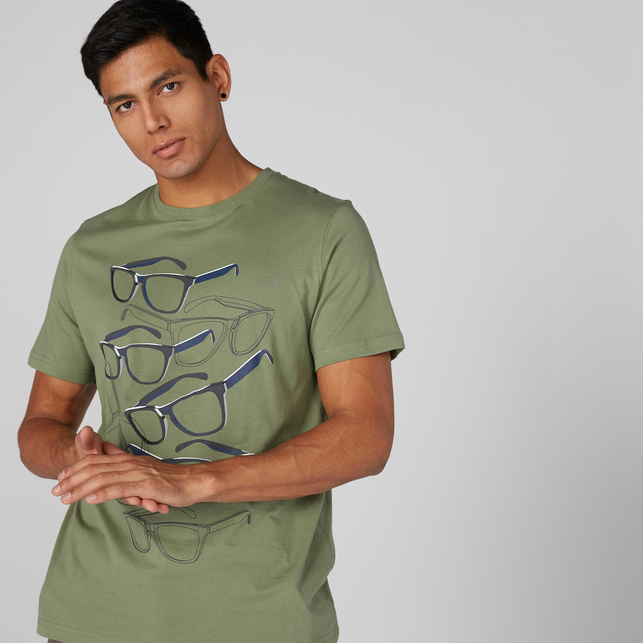 تيشيرت بياقة مستديرة وأكمام قصيرة وطبعات جرافيك-men-clothing-tshirtsandpolos-tshirts-image-1