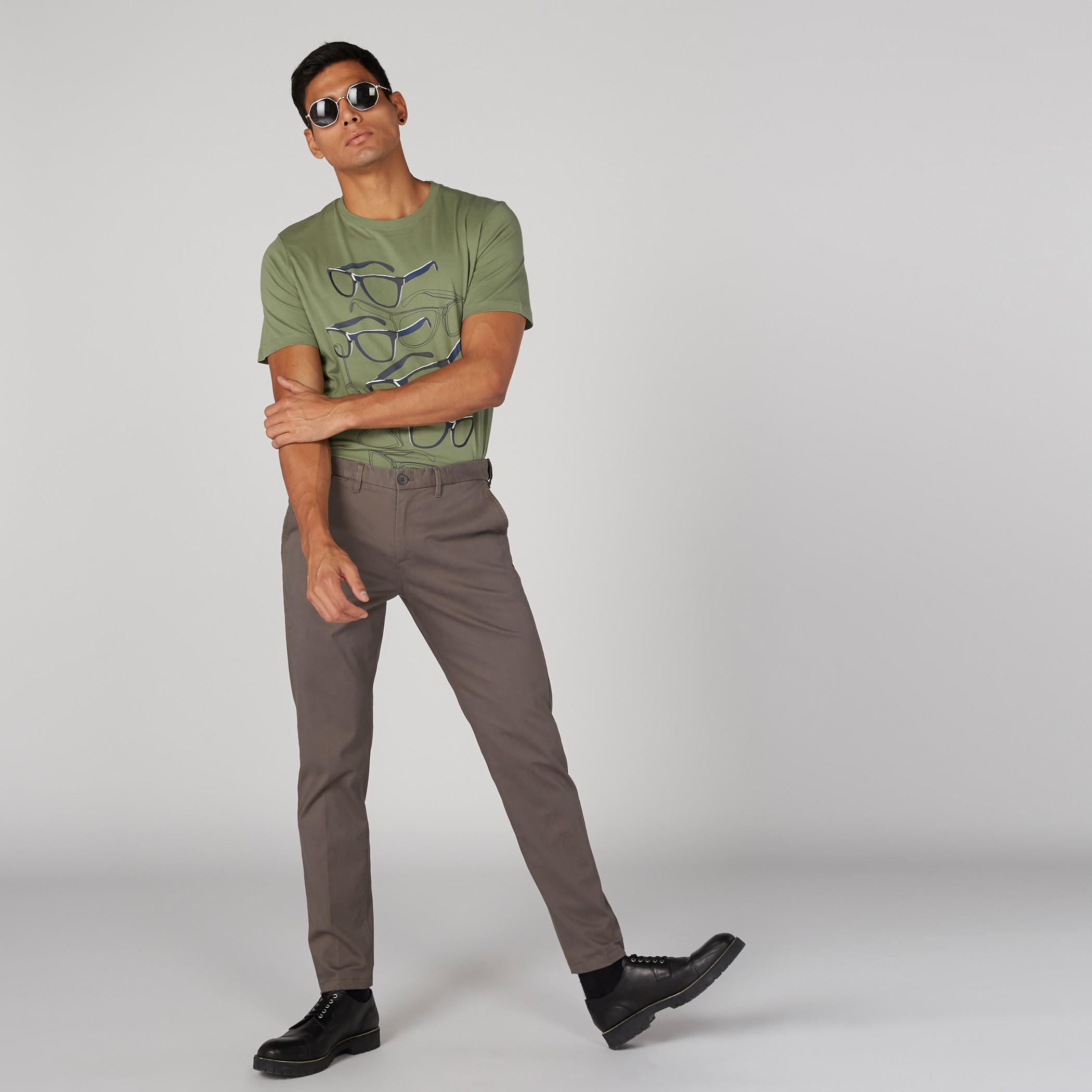 تيشيرت بياقة مستديرة وأكمام قصيرة وطبعات جرافيك-men-clothing-tshirtsandpolos-tshirts-image-3