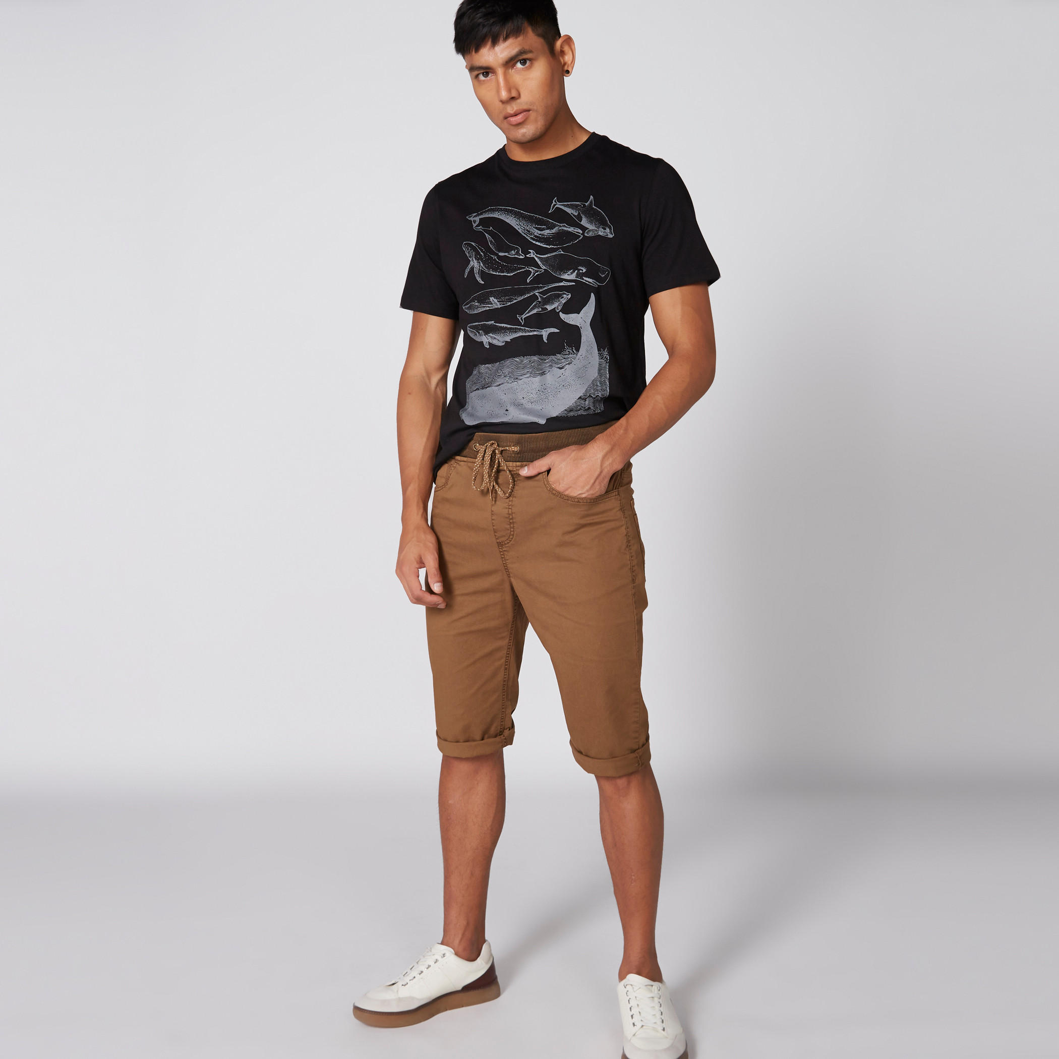 تيشيرت بأكمام قصيرة وياقة ضيقة وطبعات-men-clothing-tshirtsandpolos-tshirts-image-1