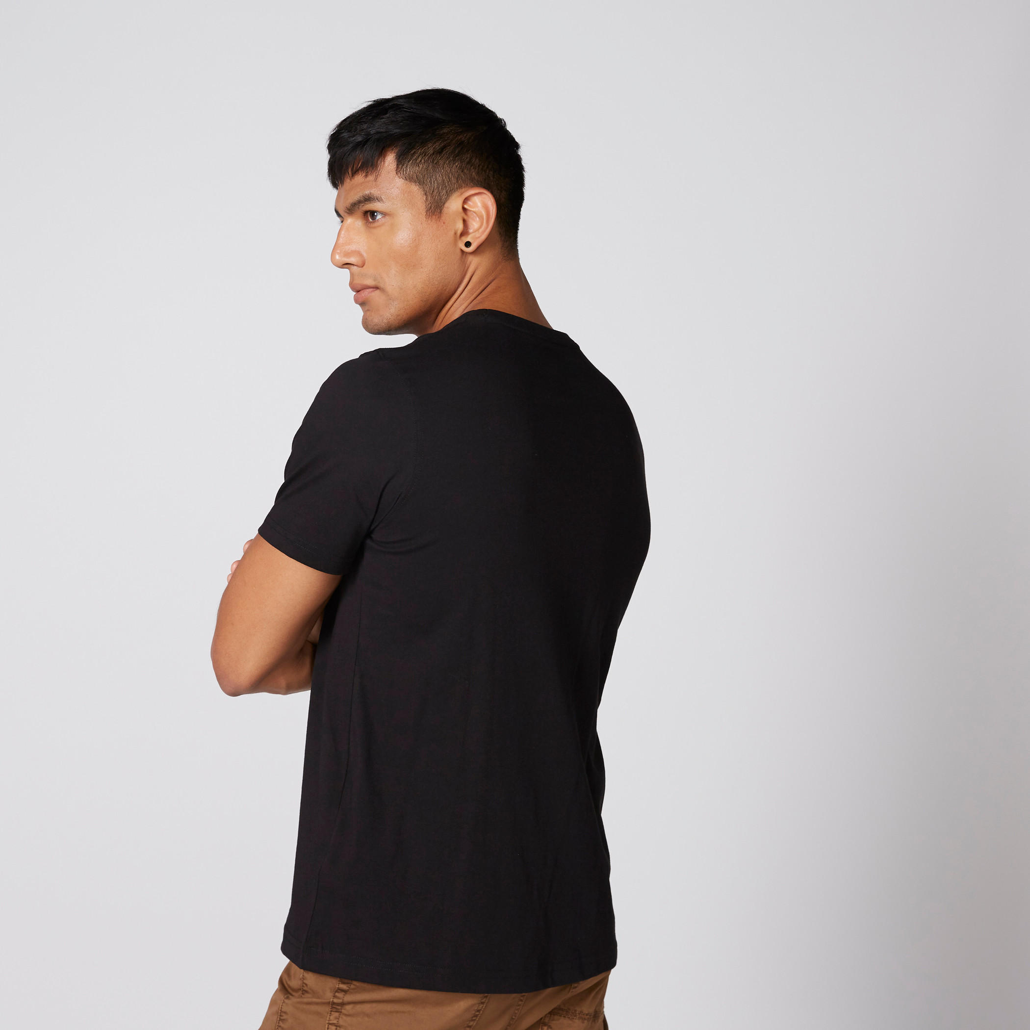 تيشيرت بأكمام قصيرة وياقة ضيقة وطبعات-men-clothing-tshirtsandpolos-tshirts-image-2