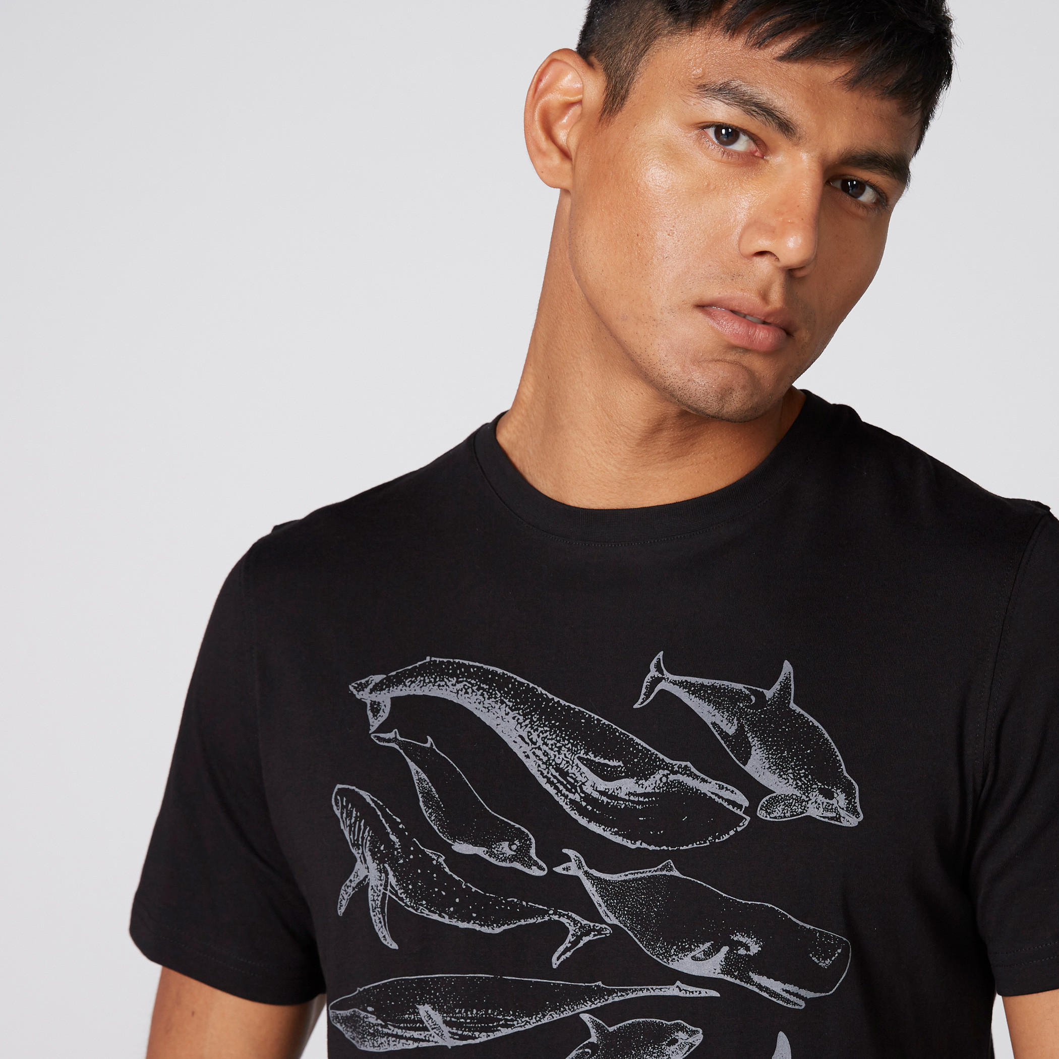 تيشيرت بأكمام قصيرة وياقة ضيقة وطبعات-men-clothing-tshirtsandpolos-tshirts-image-4