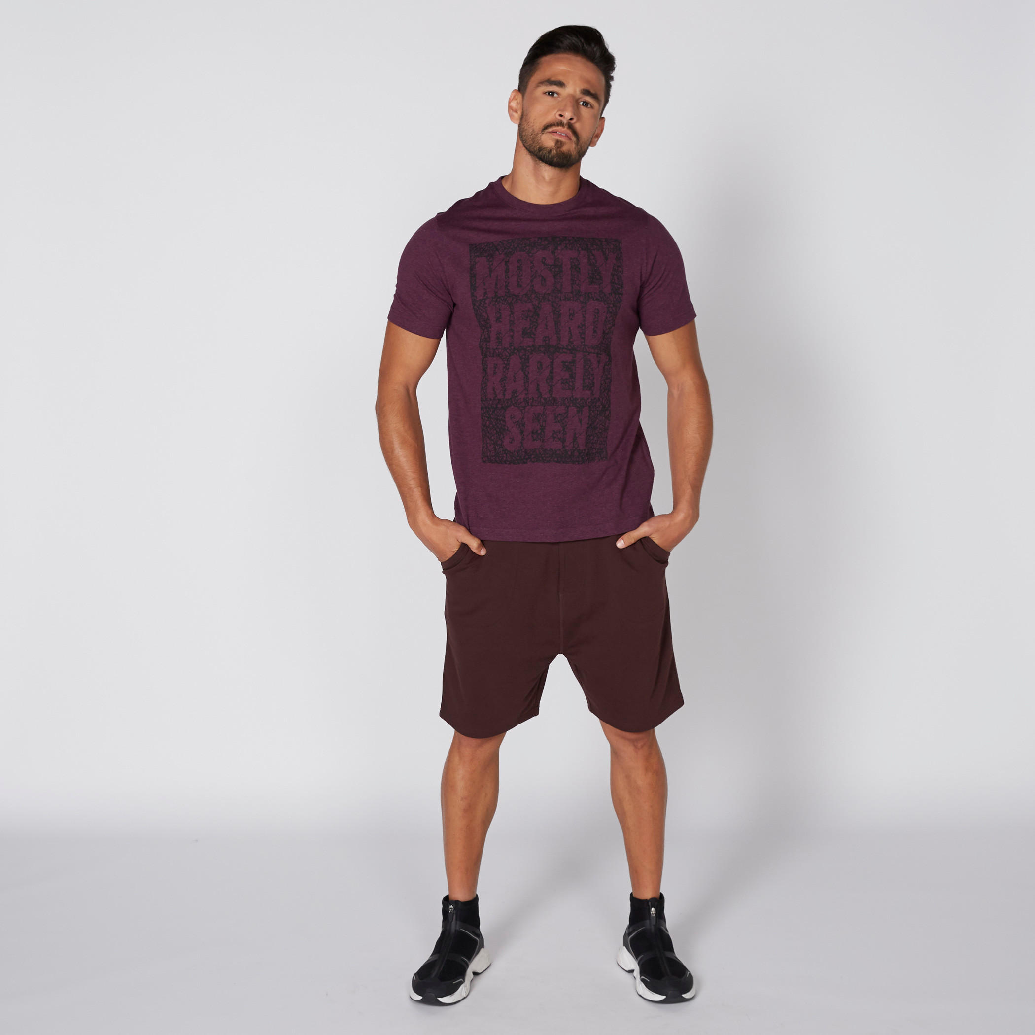 تيشيرت بأكمام قصيرة وياقة ضيّقة وطبعات-men-clothing-tshirtsandpolos-tshirts-image-2