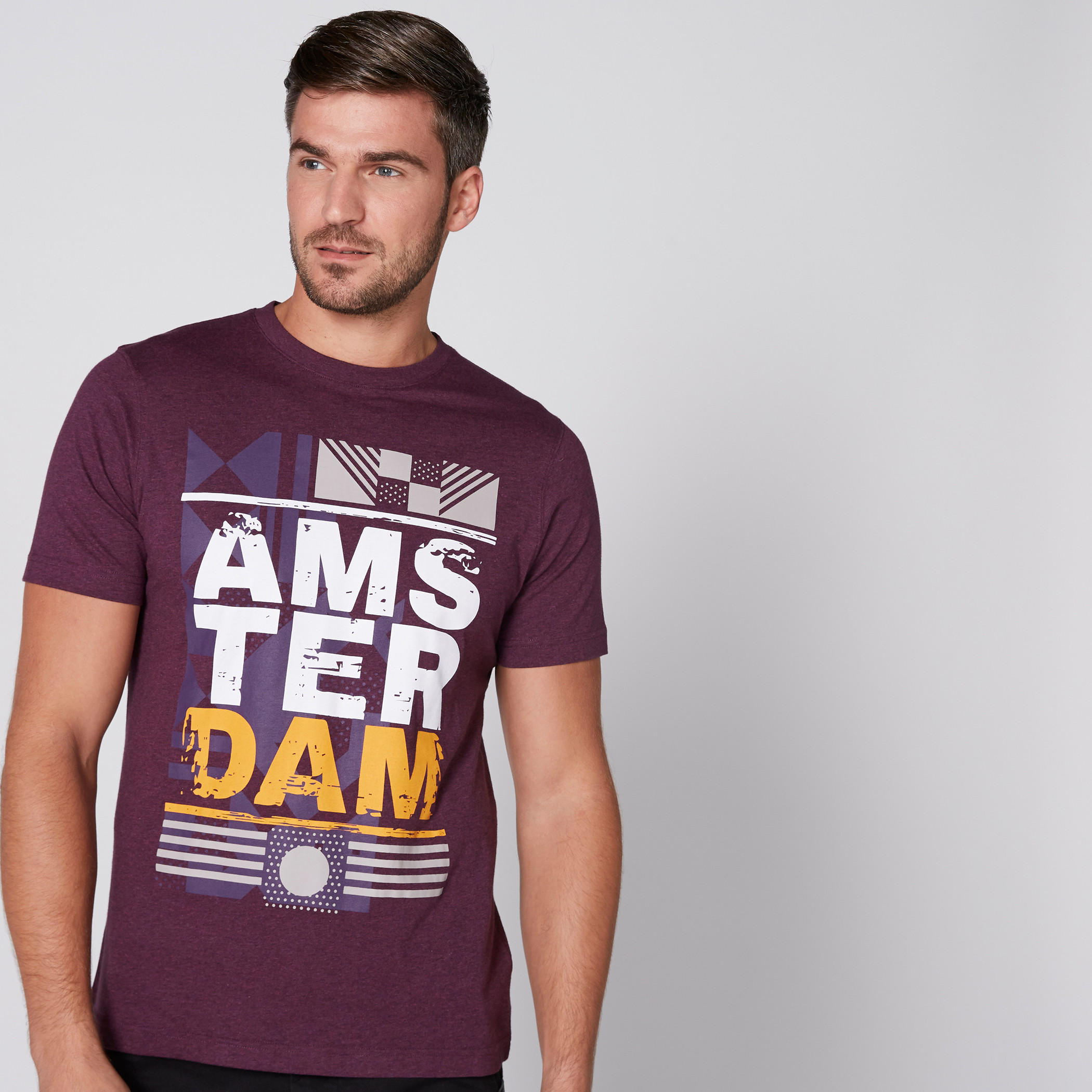 تيشيرت بياقة ضيّقة وأكمام قصيرة وطبعات-men-clothing-tshirtsandpolos-tshirts-image-2