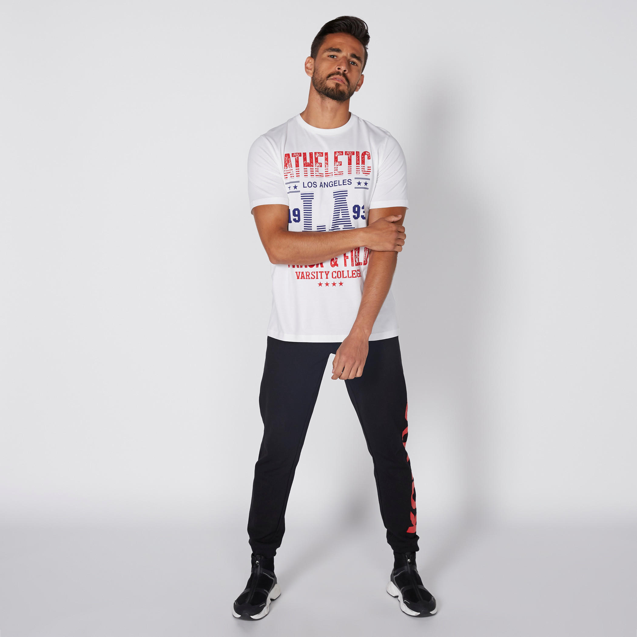 تيشيرت بياقة مستديرة وأكمام قصيرة مع طبعات-men-clothing-tshirtsandpolos-tshirts-image-2