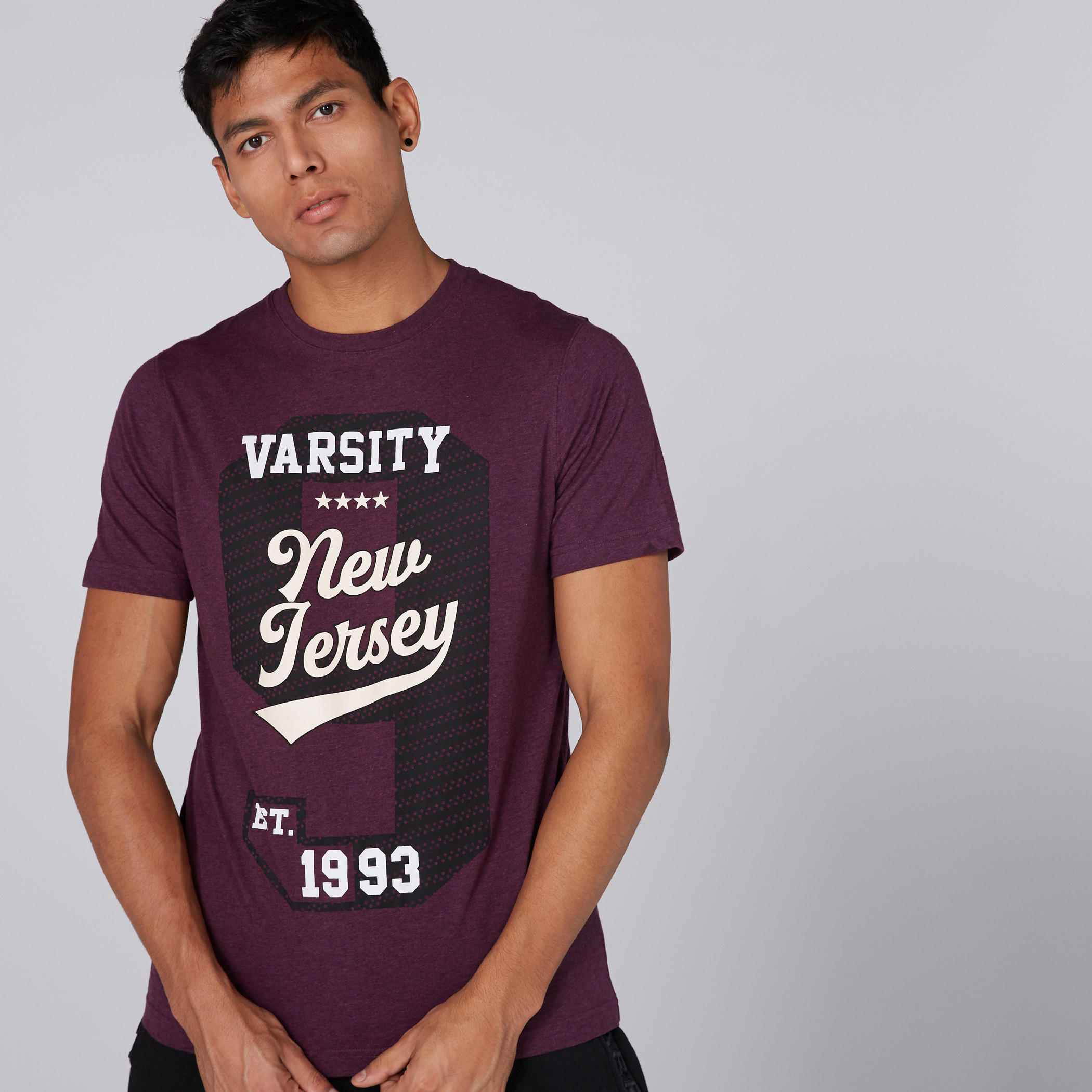 تيشيرت بياقة مستديرة وأكمام قصيرة وطبعات-men-clothing-tshirtsandpolos-tshirts-image-1