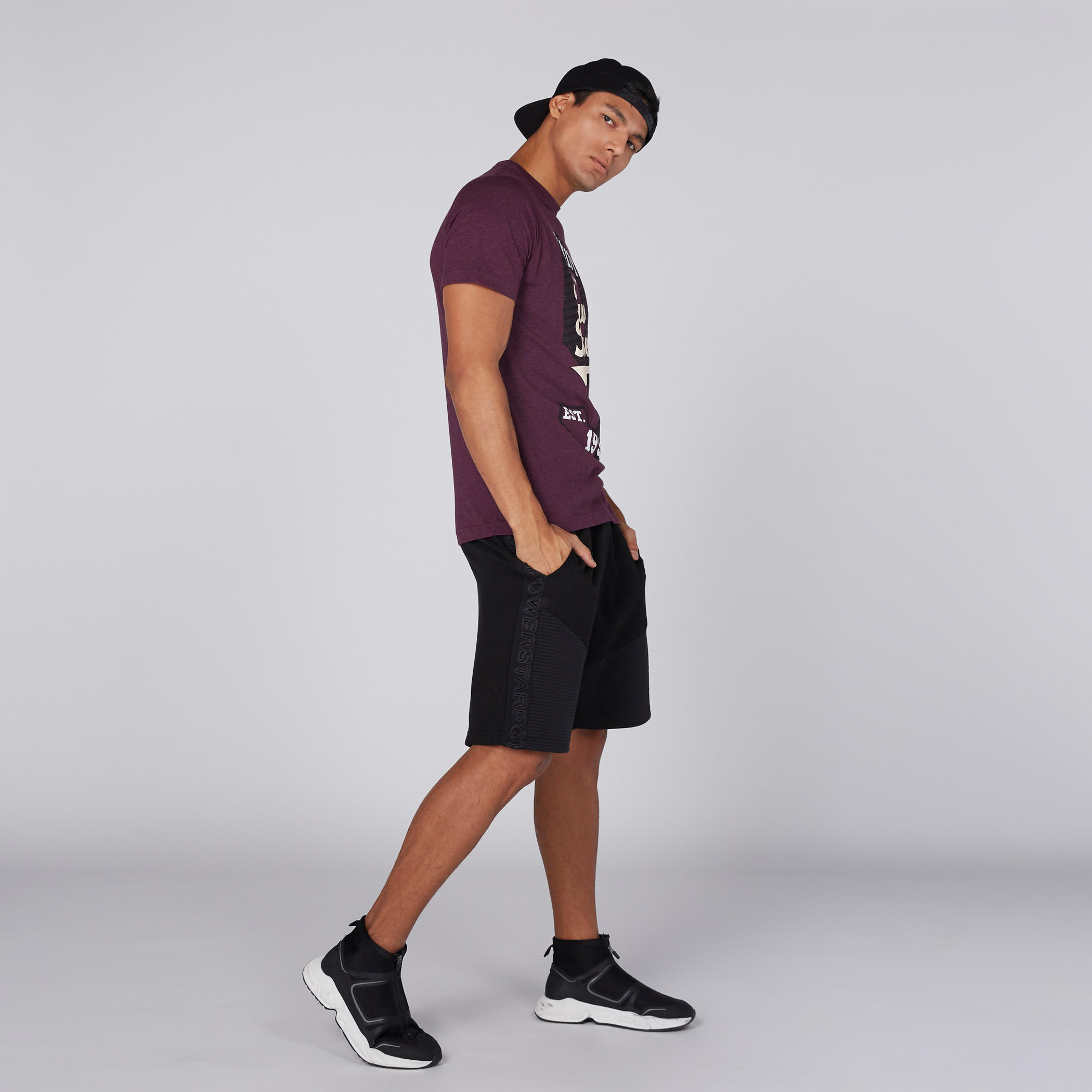 تيشيرت بياقة مستديرة وأكمام قصيرة وطبعات-men-clothing-tshirtsandpolos-tshirts-image-4